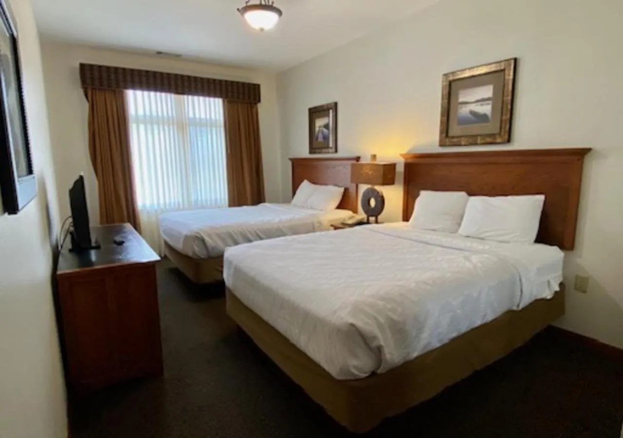 Bed in Arrowwood Resort Hotel and Conference Center - Alexandria