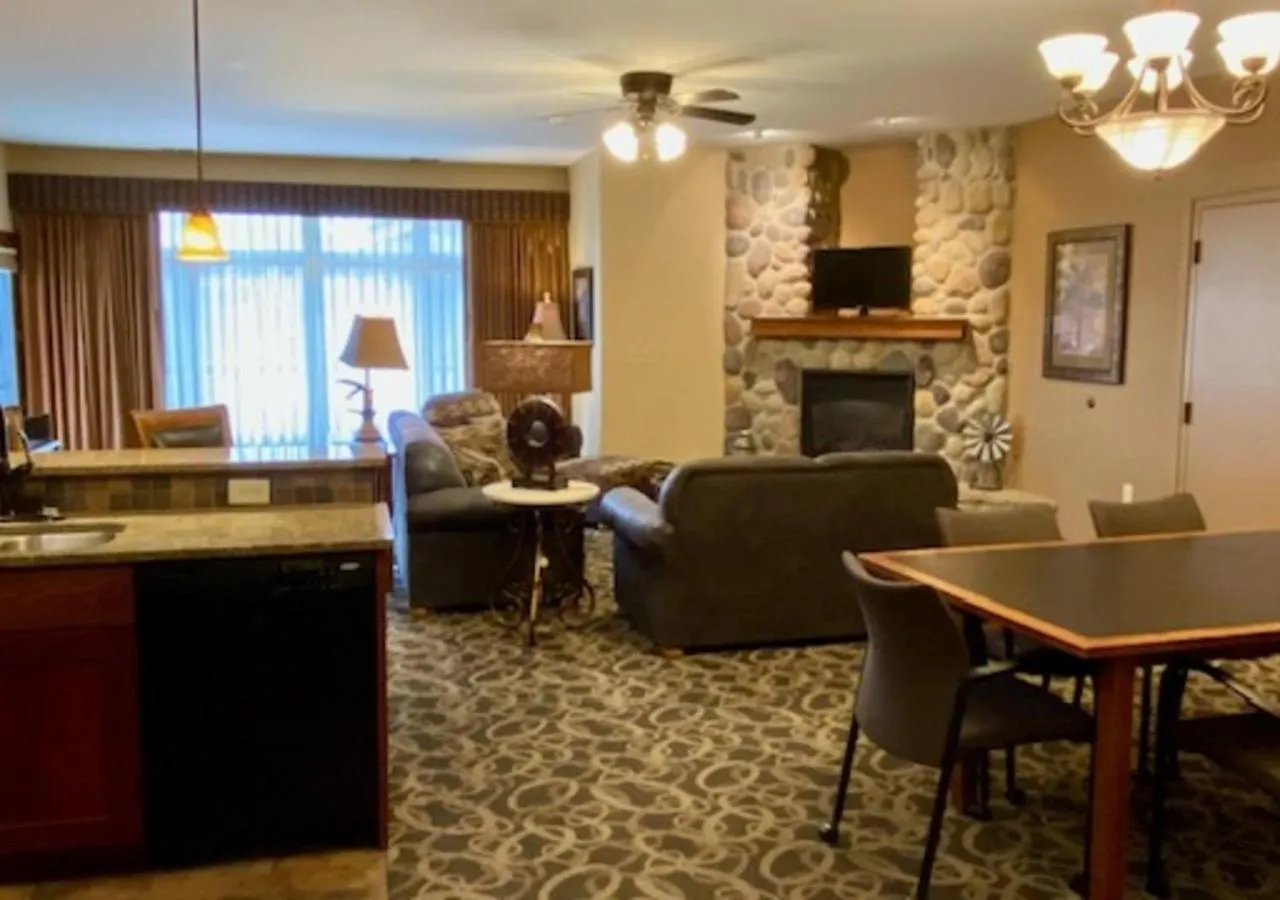 Living room in Arrowwood Resort Hotel and Conference Center - Alexandria