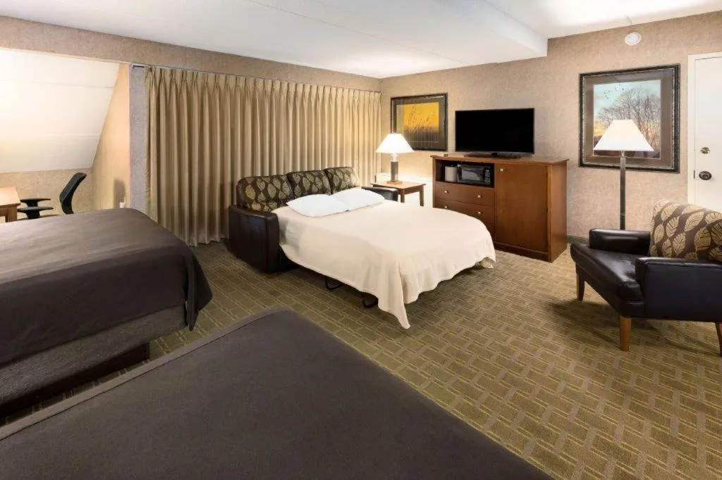 Bed in Arrowwood Resort Hotel and Conference Center - Alexandria