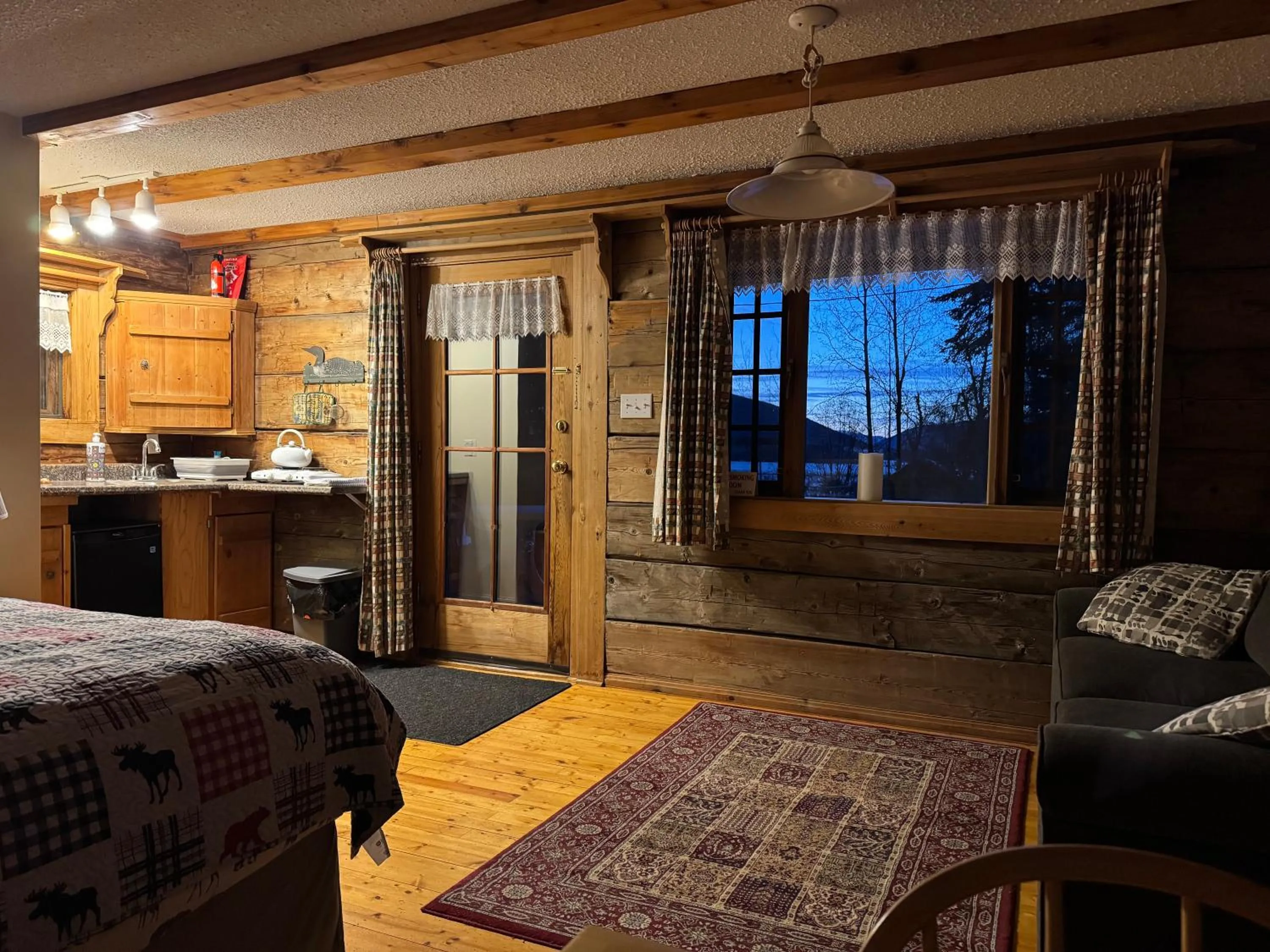 Living room, Bed in Nakiska Bear Ranch