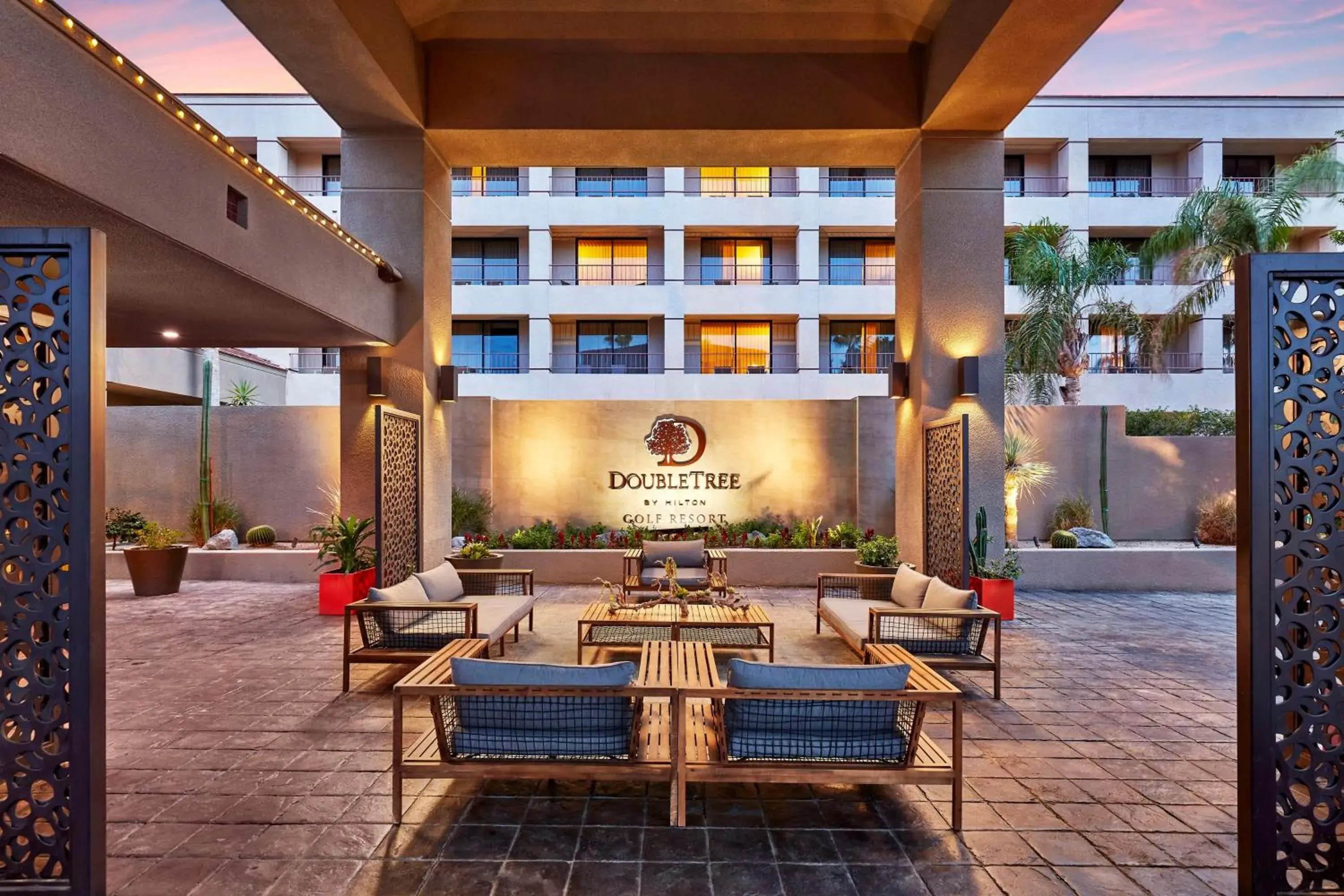 Property building in DoubleTree by Hilton Golf Resort Palm Springs Property building in DoubleTree by Hilton Golf Resort Palm Springs