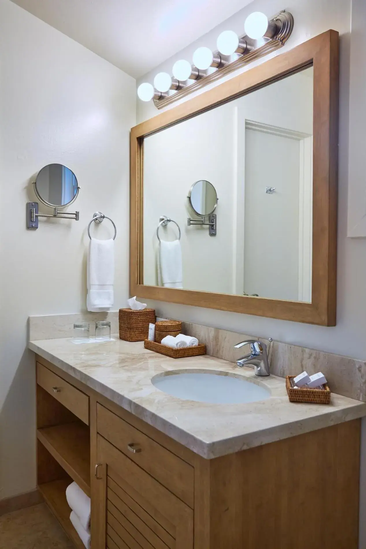 Bathroom in Hotel Carmel Bathroom in Hotel Carmel