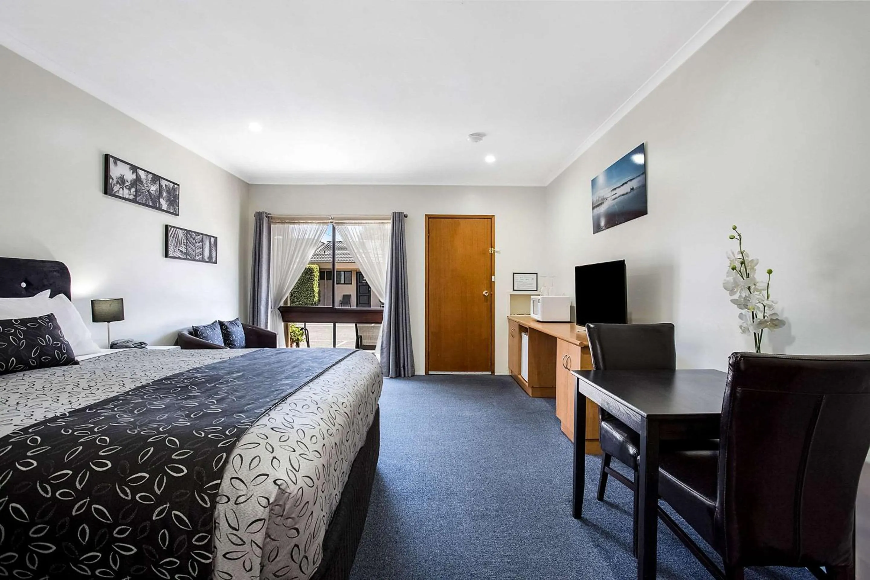 Bed in Comfort Inn May Park