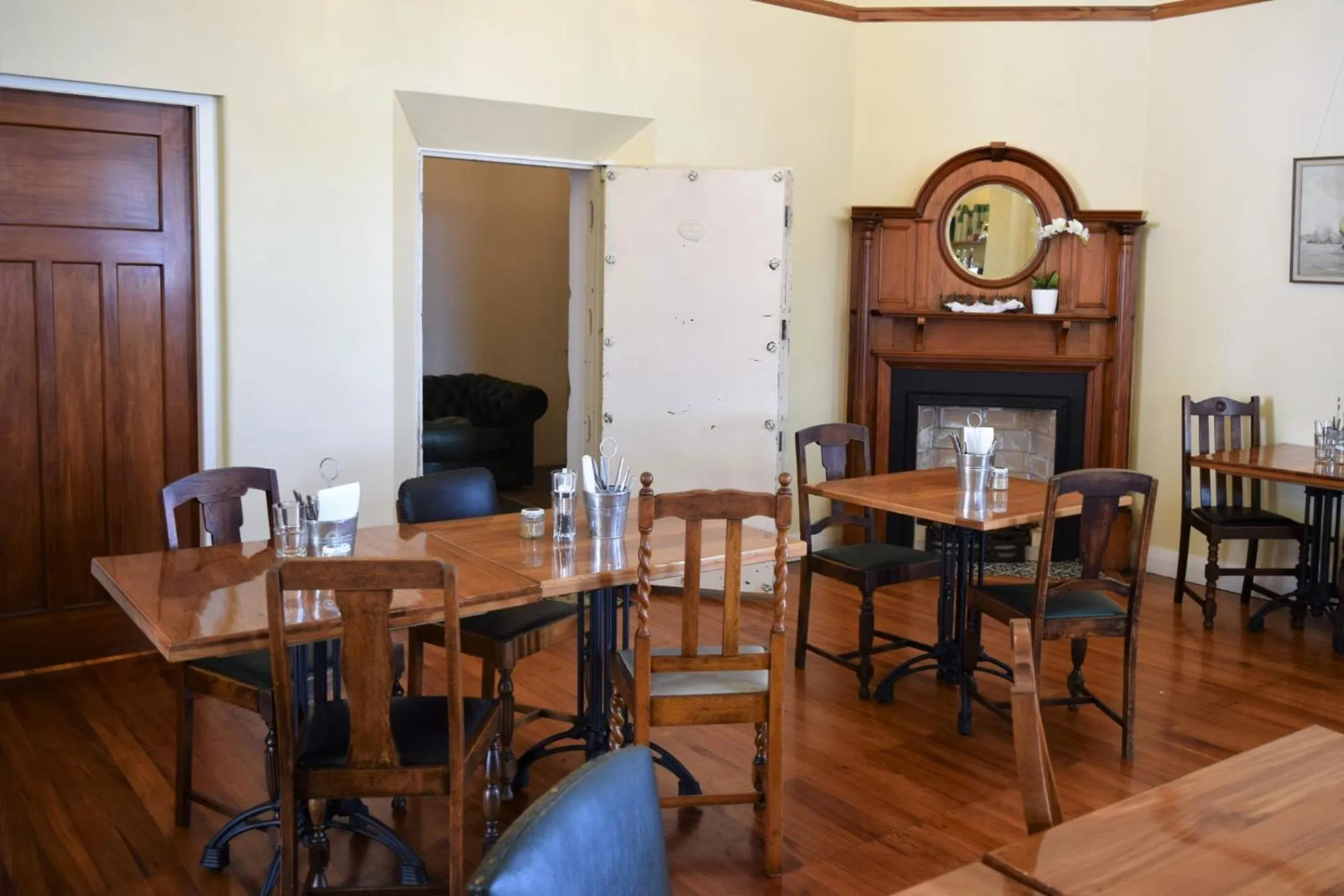 Restaurant/places to eat in Left Bank