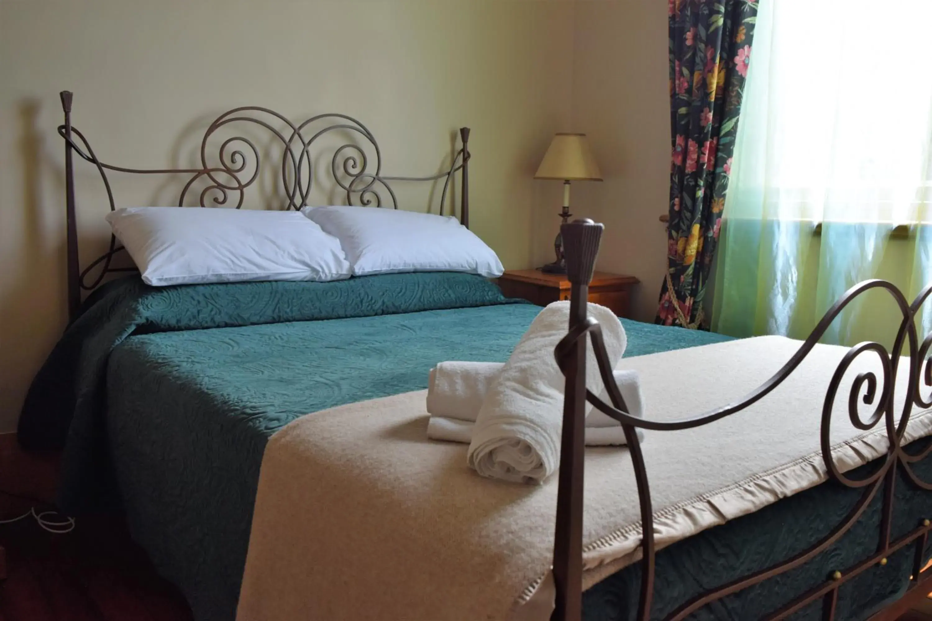 Double Room with Private Bathroom in Left Bank Double Room with Private Bathroom in Left Bank