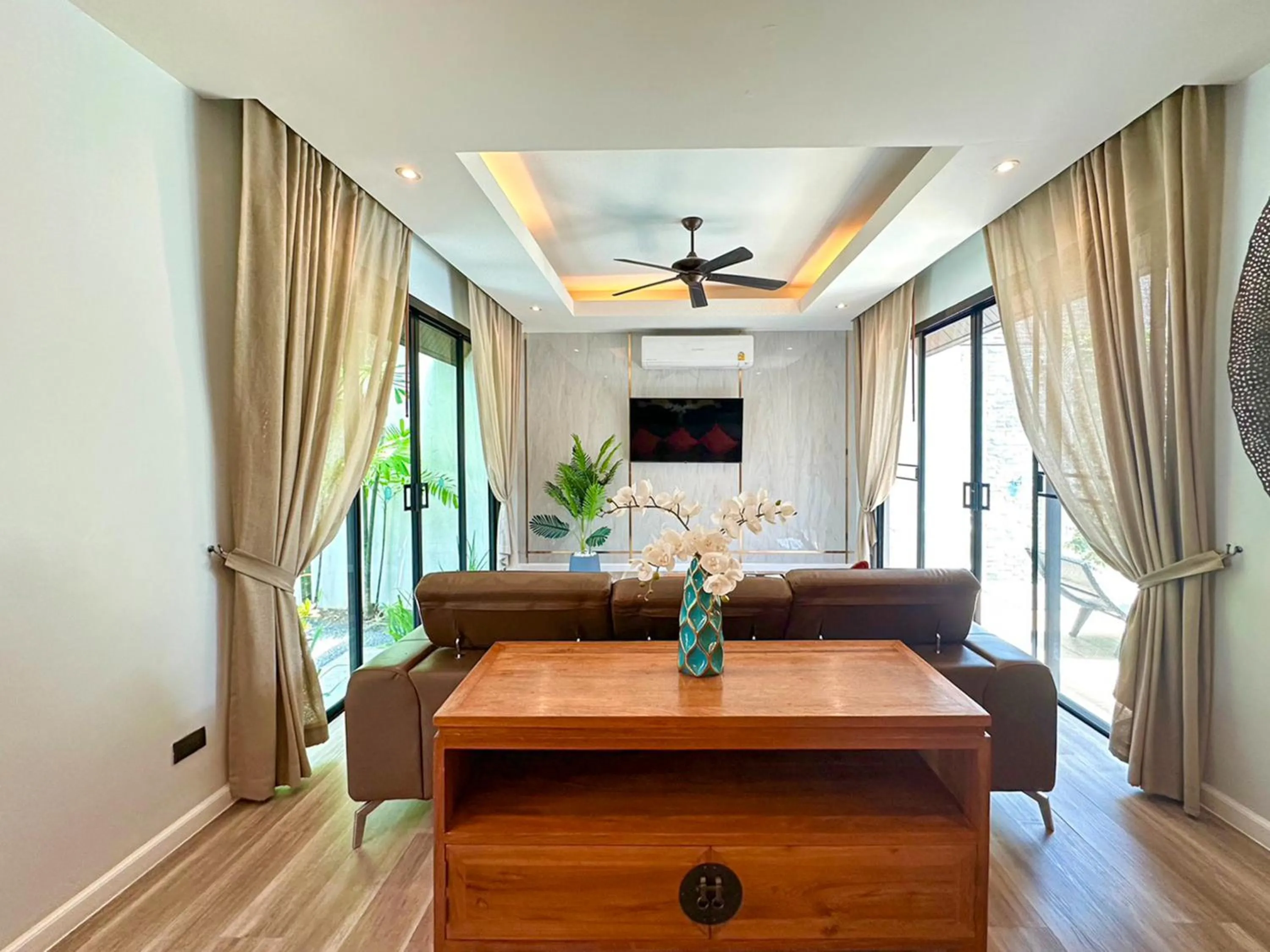 Communal lounge/ TV room in The Kiri Villas Resort