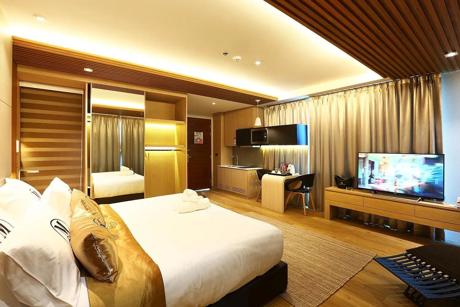 Communal lounge/ TV room, Bed in Montana Hotel Songkhla