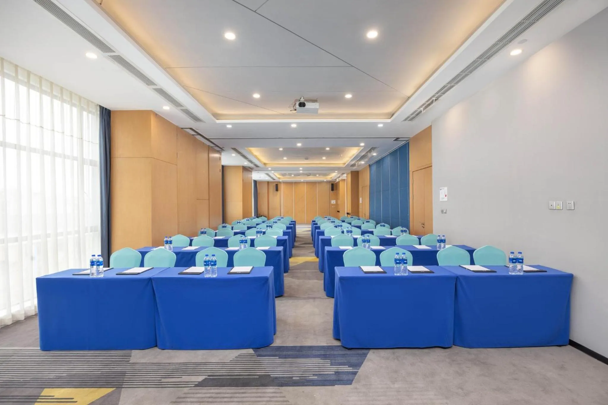 Meeting/conference room in Holiday Inn Express Chengdu Xindu by IHG