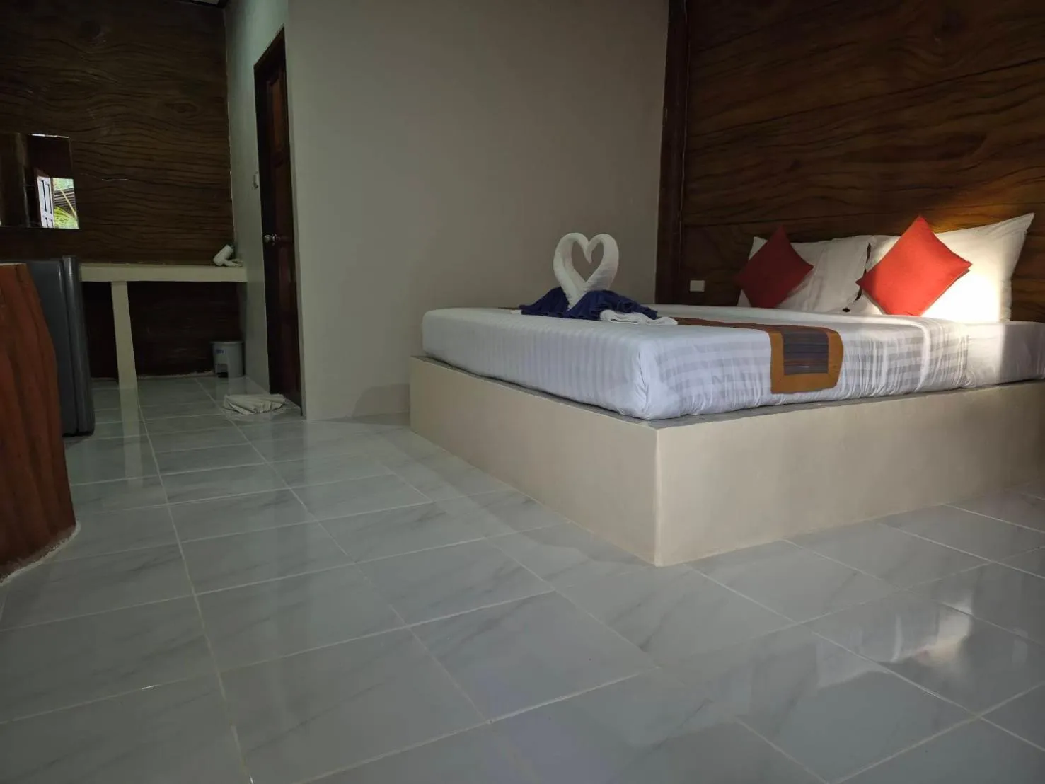 Property building, Bed in Poonsap Resort