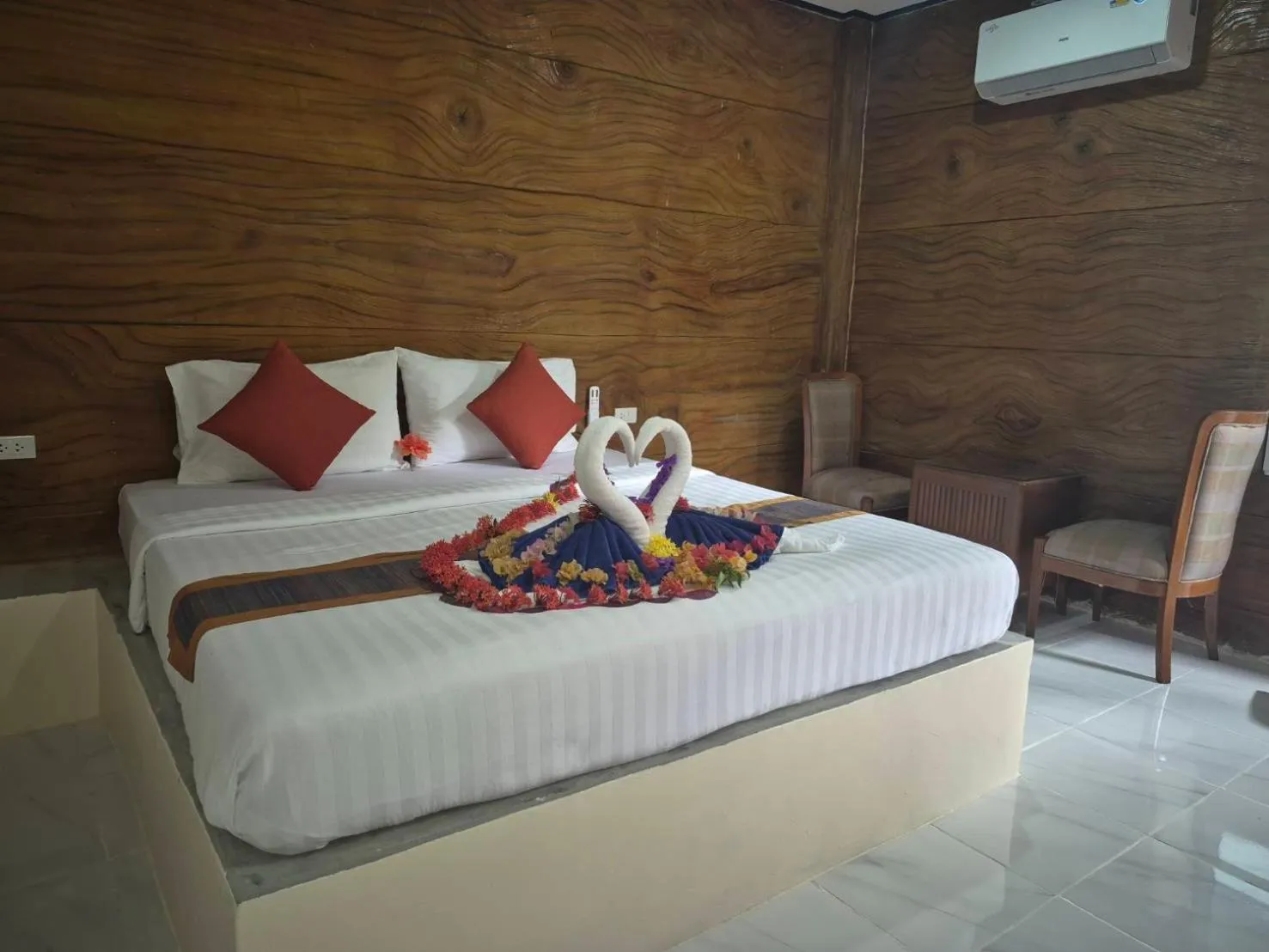 Property building, Bed in Poonsap Resort