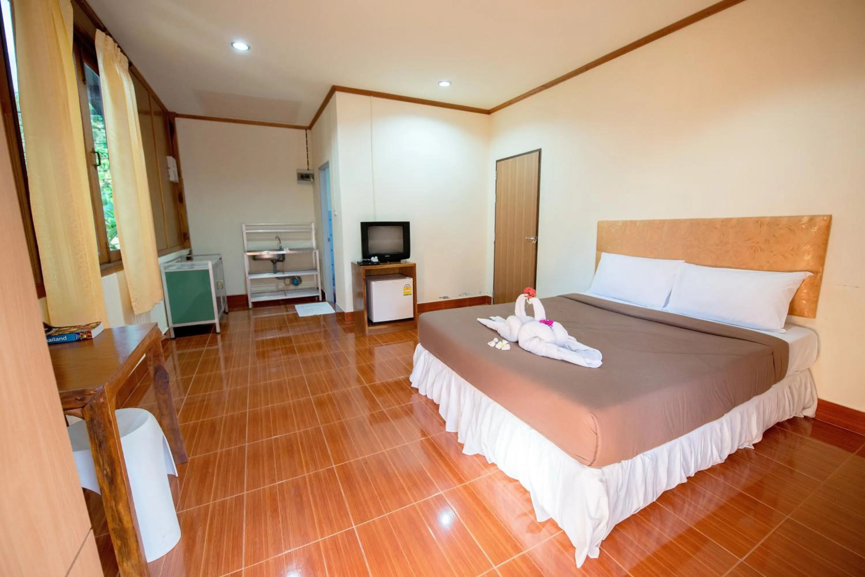 Photo of the whole room, Bed in Poonsap Resort