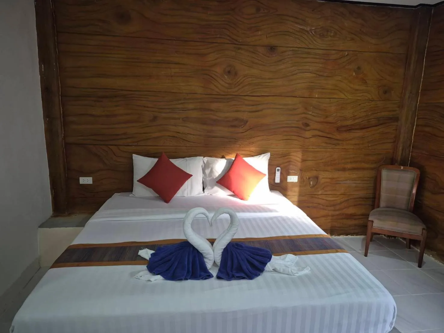 Property building, Bed in Poonsap Resort