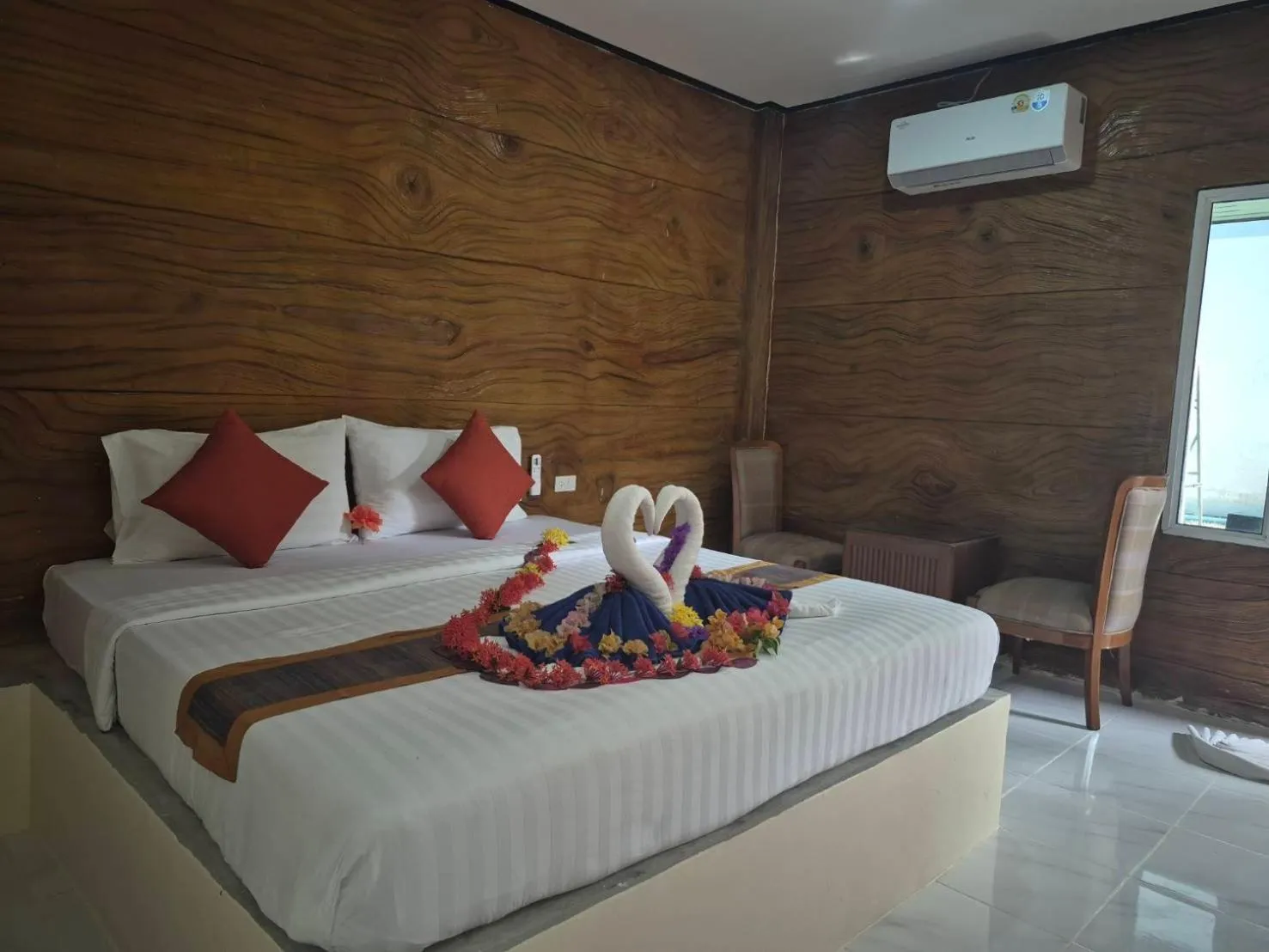 Property building, Bed in Poonsap Resort
