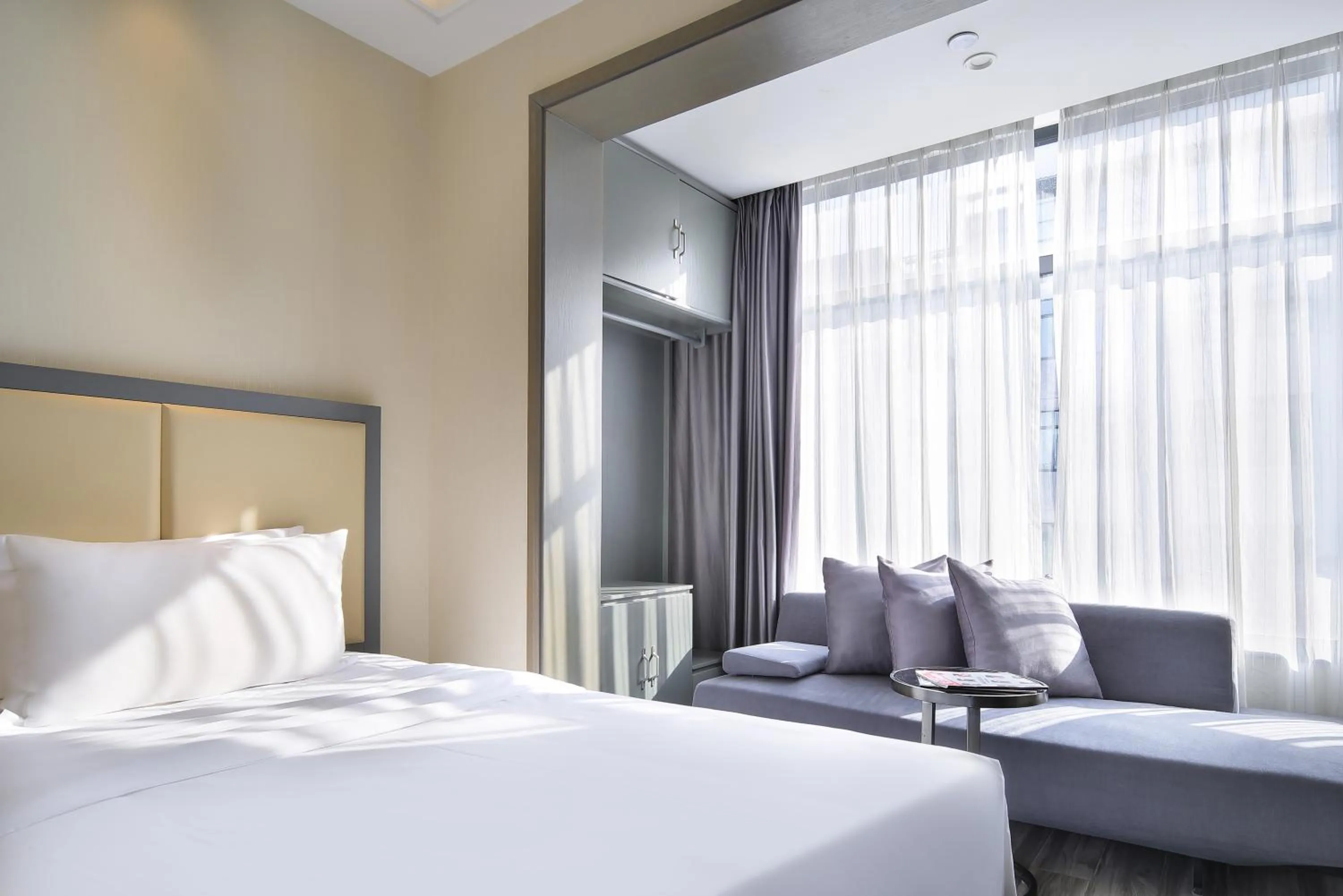 Seating area, Bed in Wing Hotel Guilin - Central Square