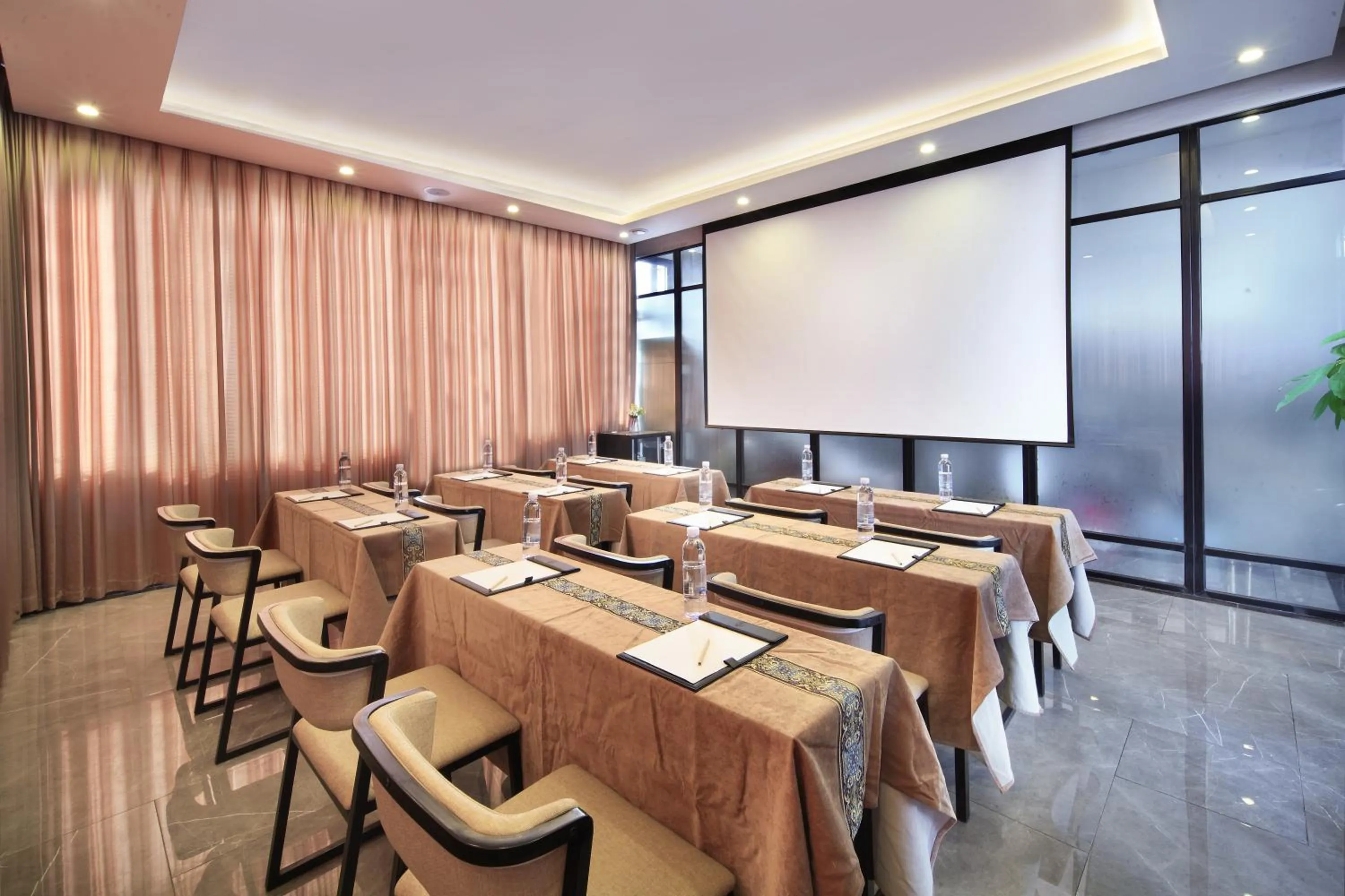 Business facilities in Wing Hotel Guilin - Central Square