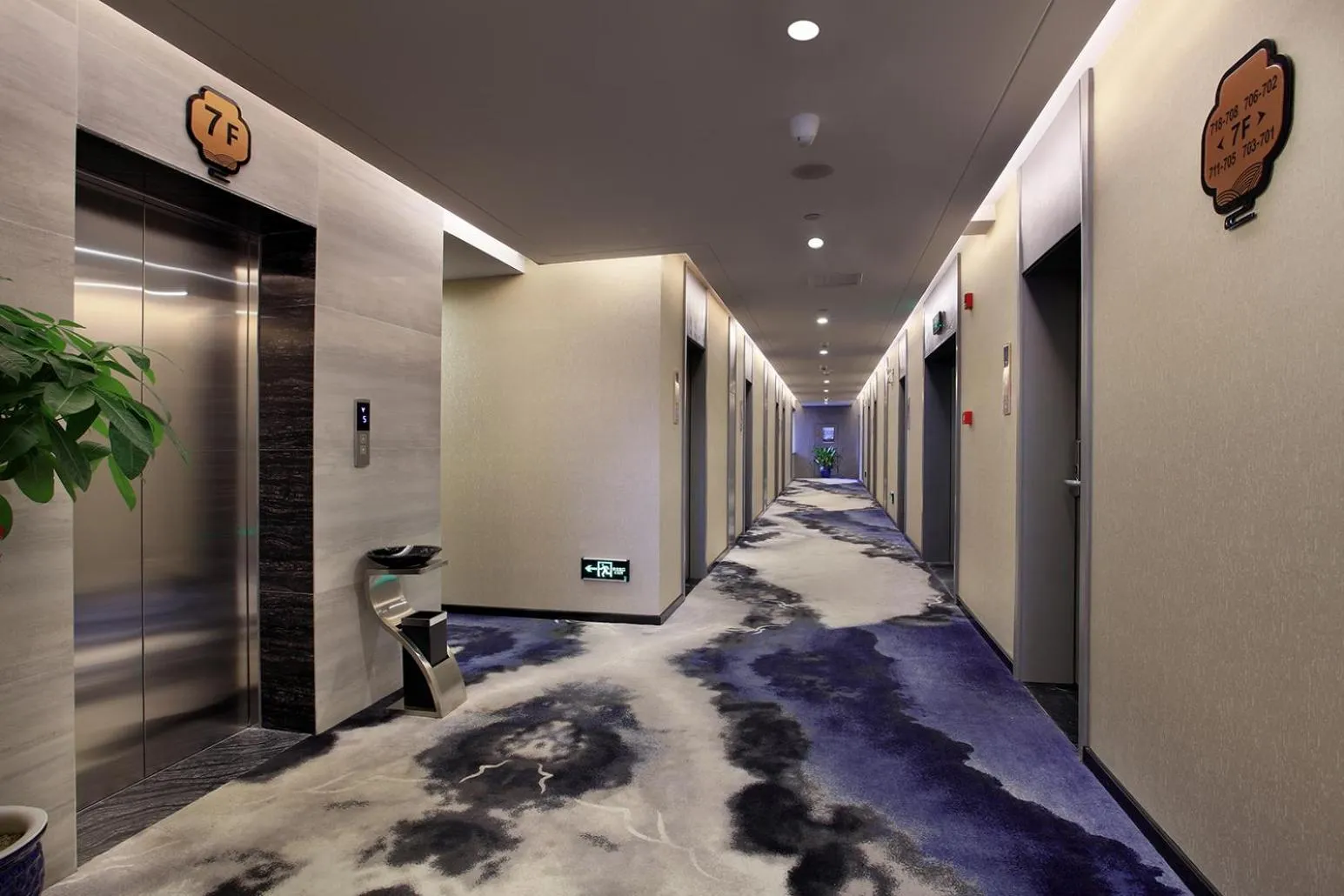 Decorative detail in Wing Hotel Guilin - Central Square