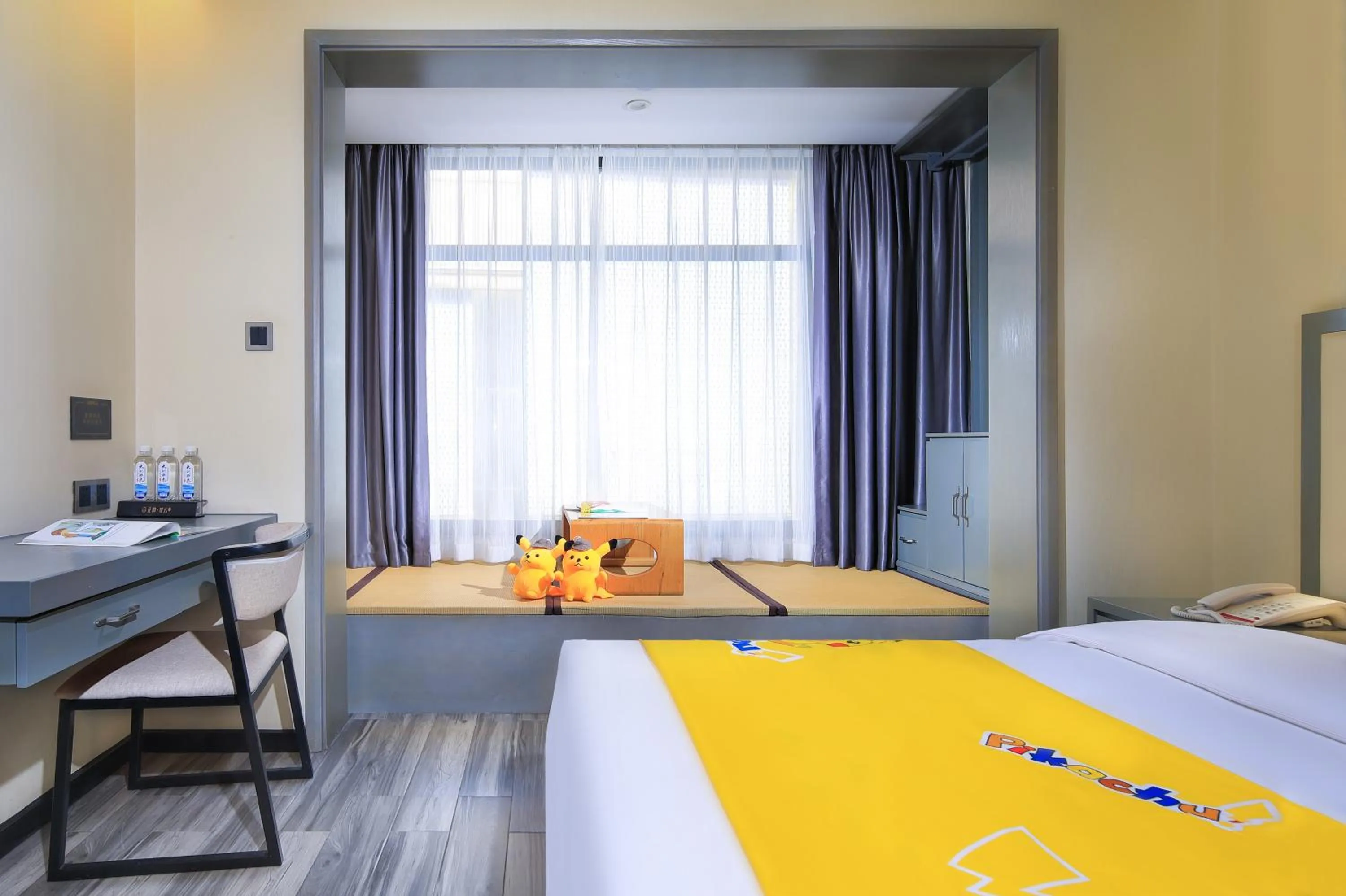 Seating area, Bed in Wing Hotel Guilin - Central Square