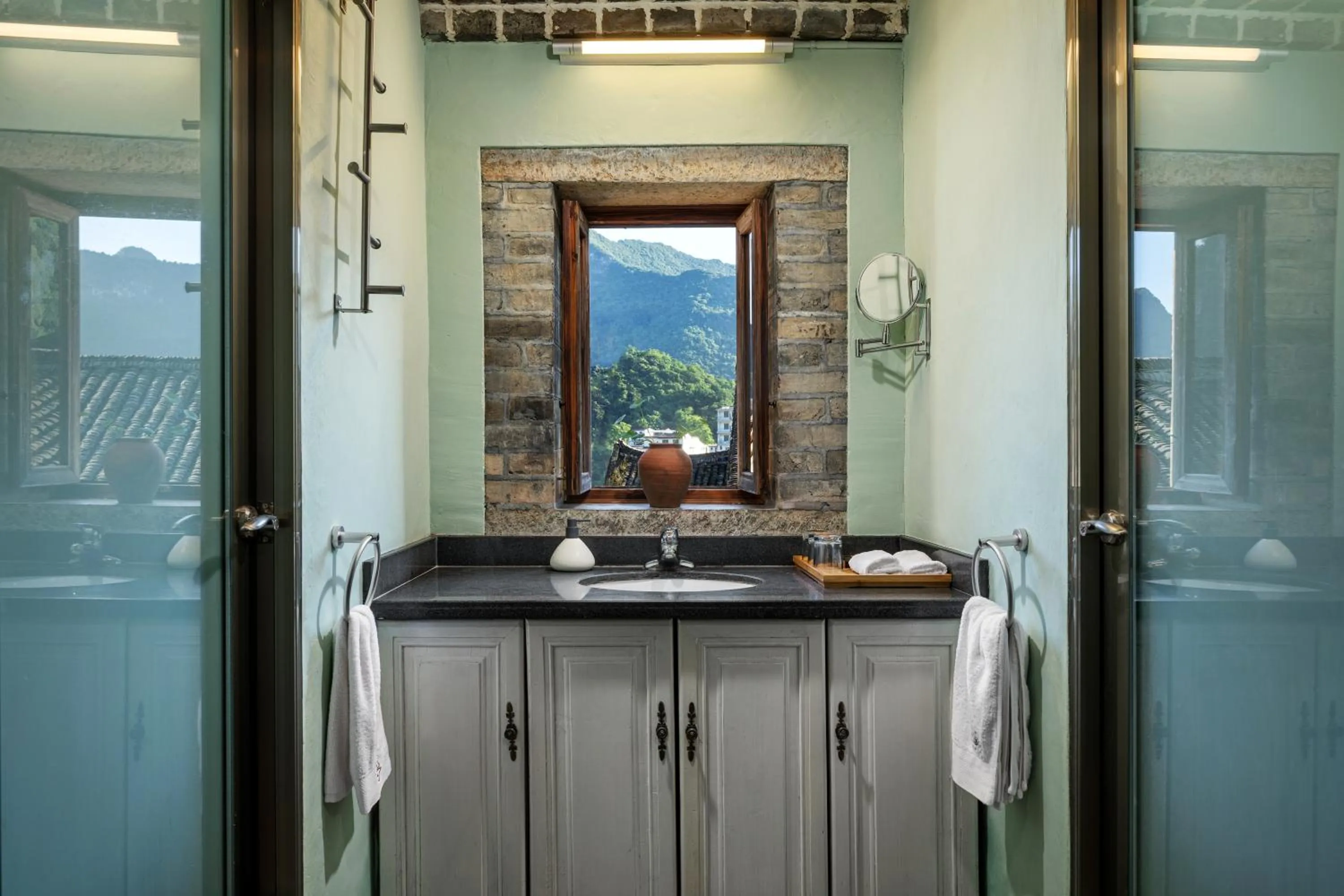 Bathroom in Yangshuo Secret Garden