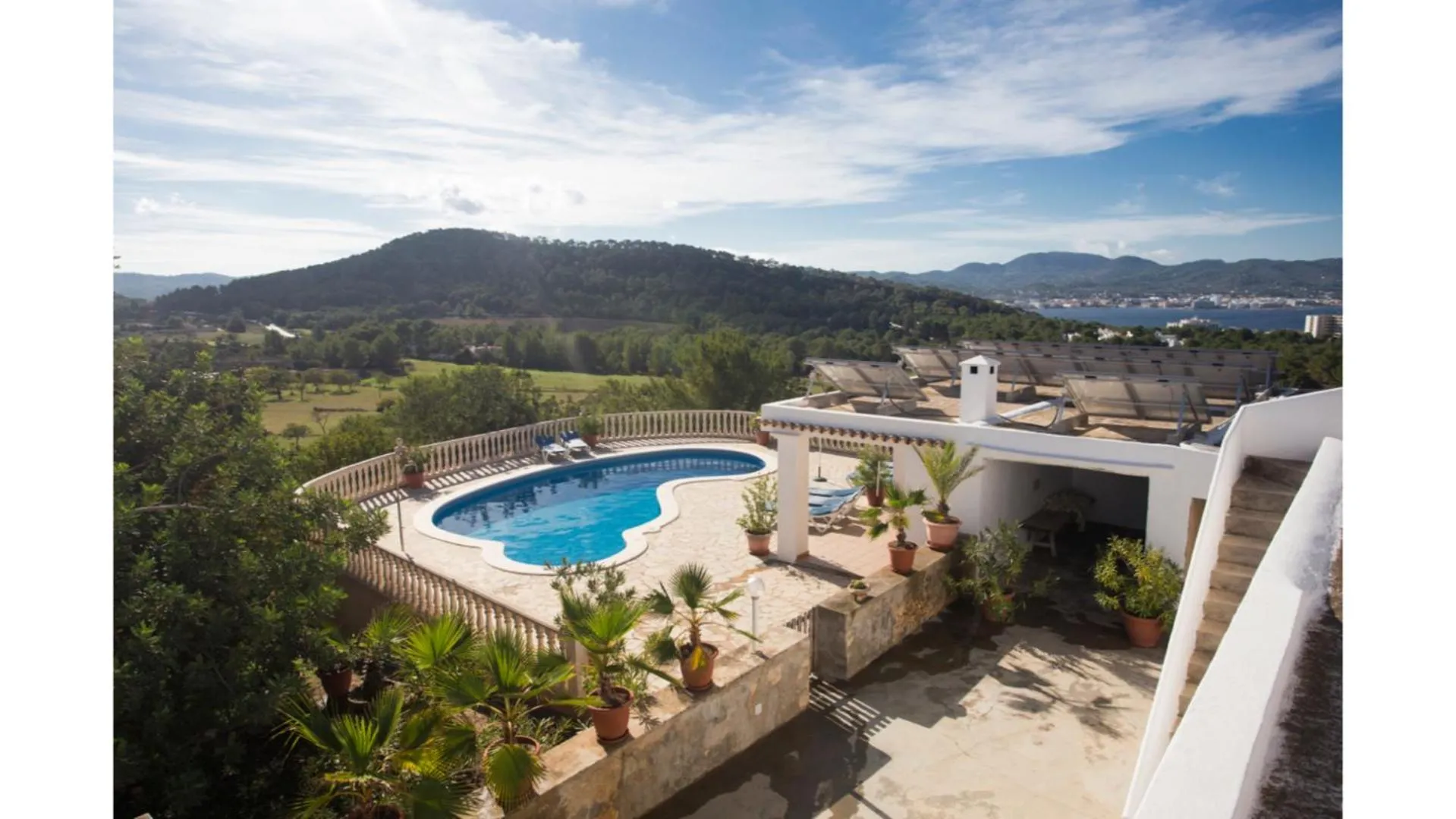 Can Tunicu has amazing sea views and is located in a quiet area near to San Antonio