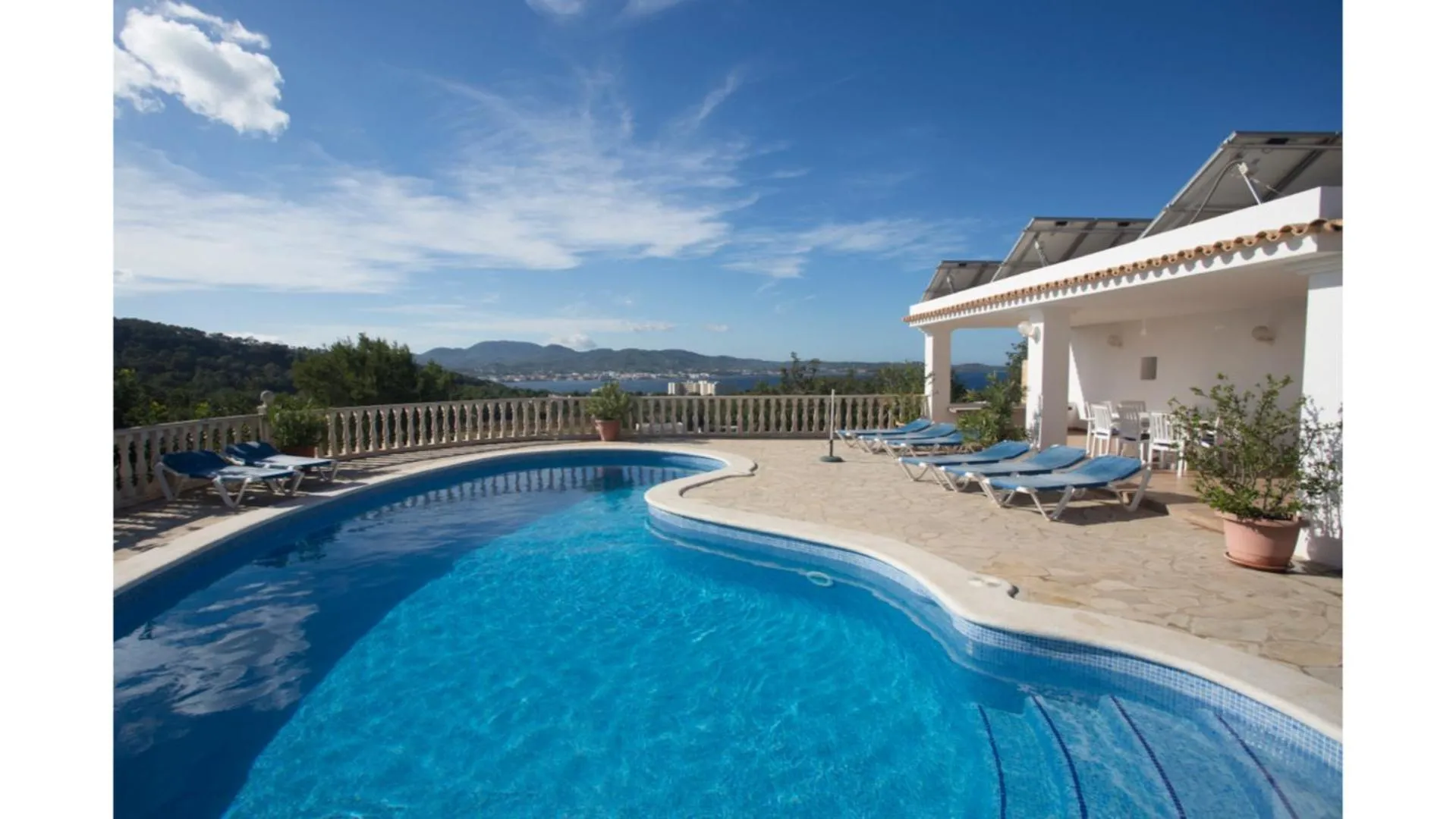 Can Tunicu has amazing sea views and is located in a quiet area near to San Antonio
