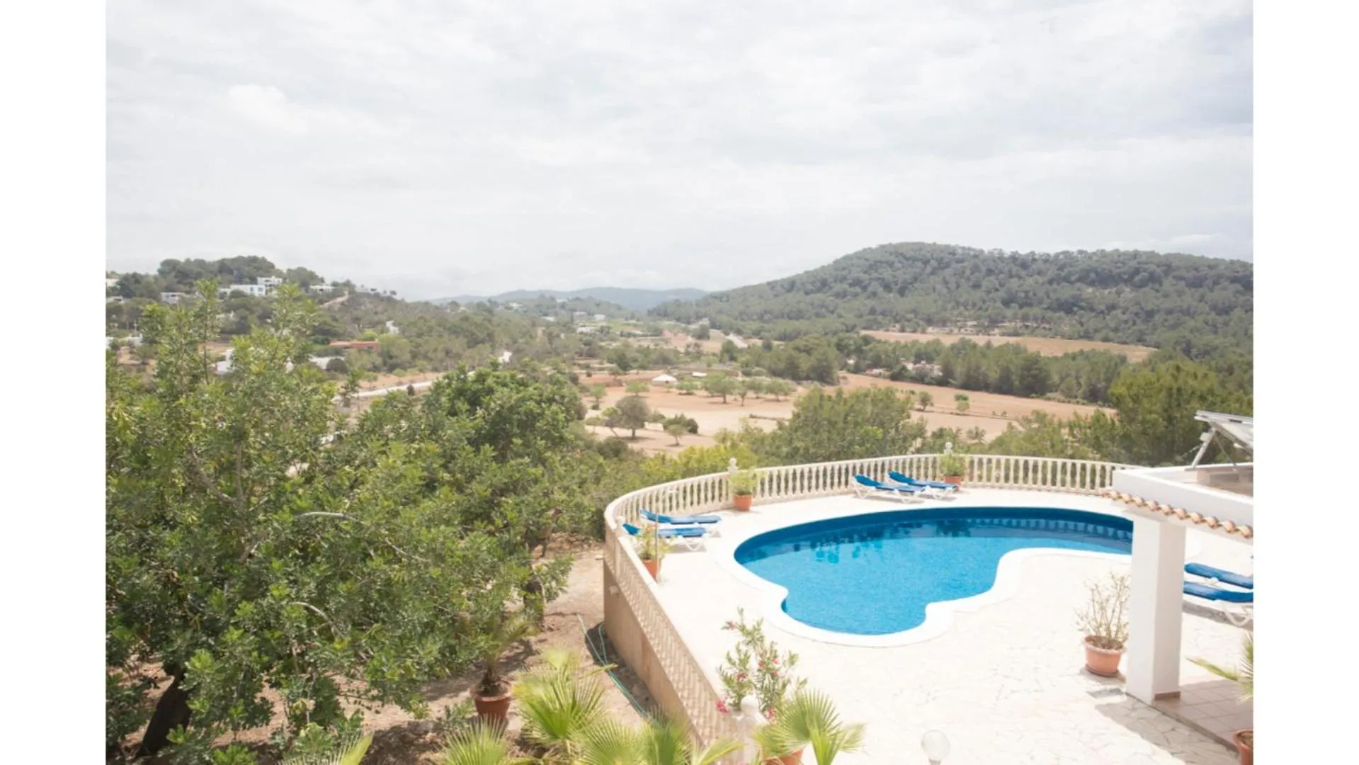Can Tunicu has amazing sea views and is located in a quiet area near to San Antonio