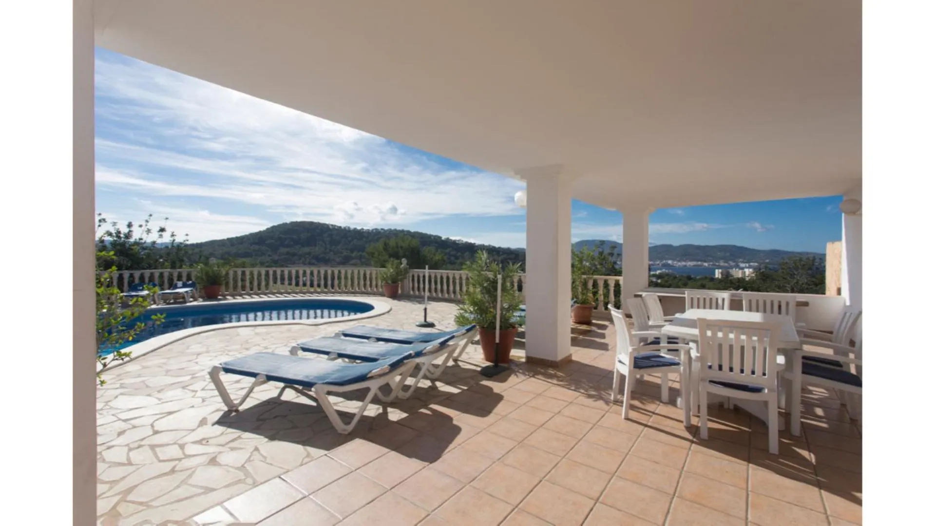 Can Tunicu has amazing sea views and is located in a quiet area near to San Antonio