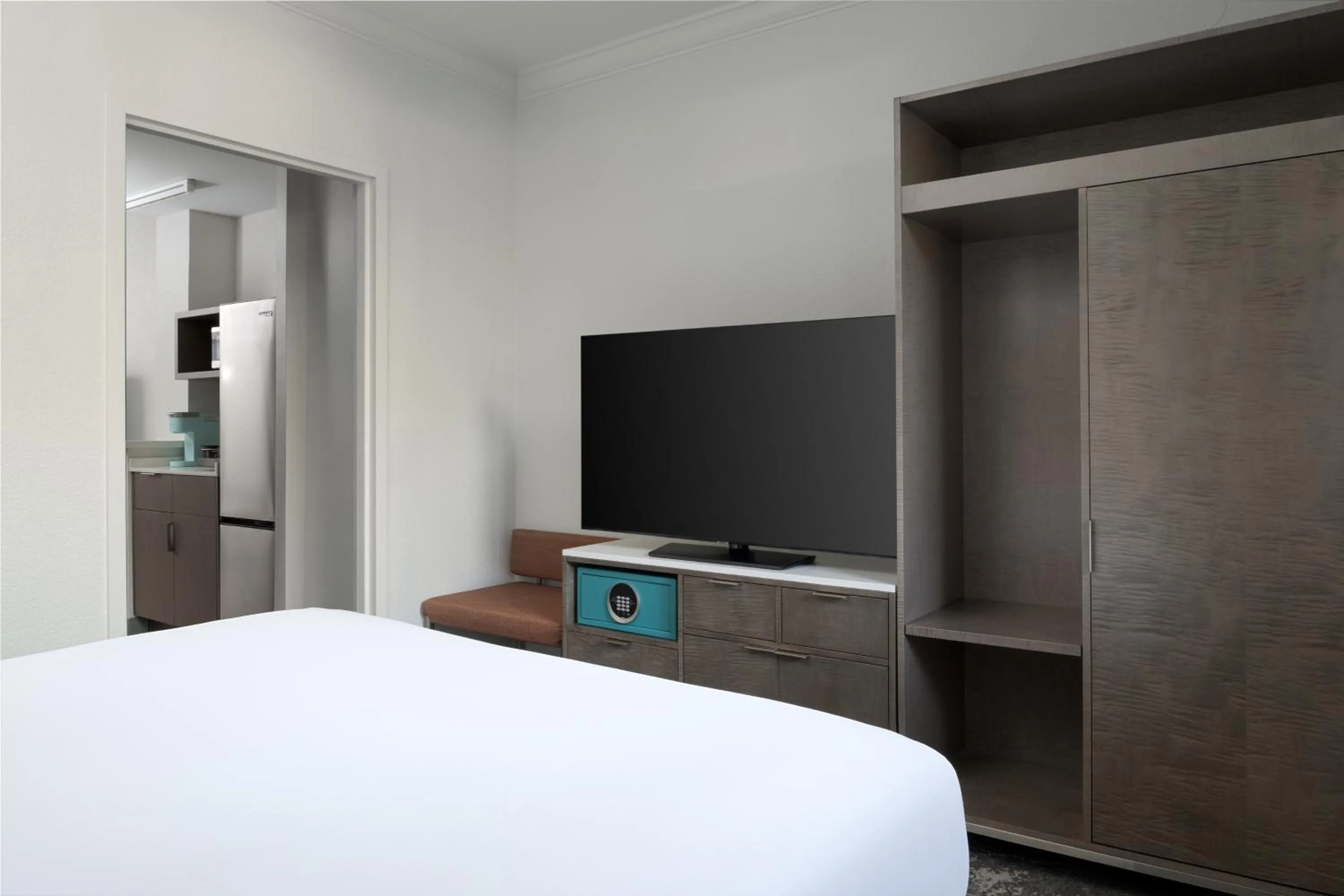 Bedroom, Bed in Hilton Boca Raton Suites