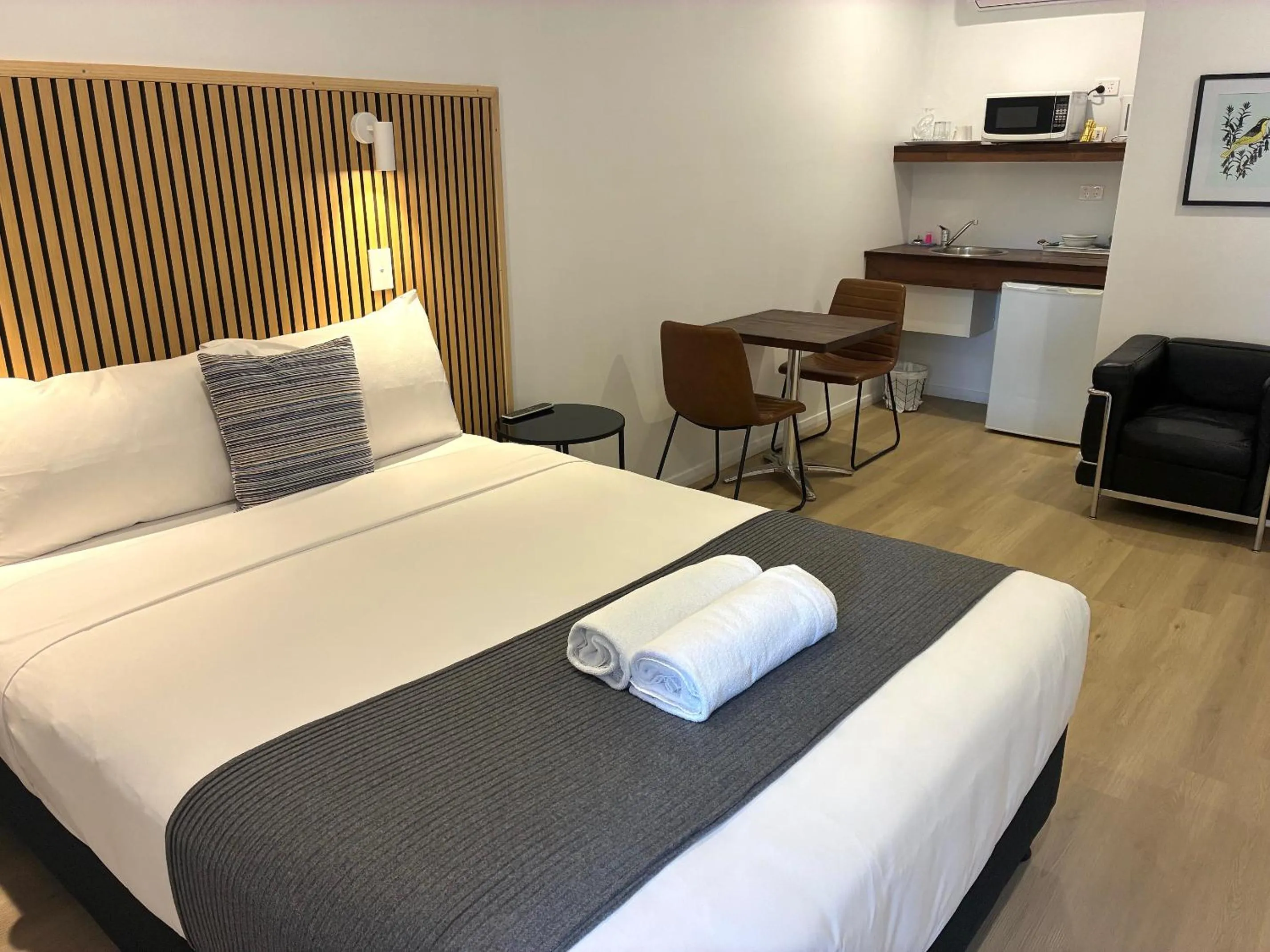 Kitchen or kitchenette, Bed in Pleasant Way River Lodge