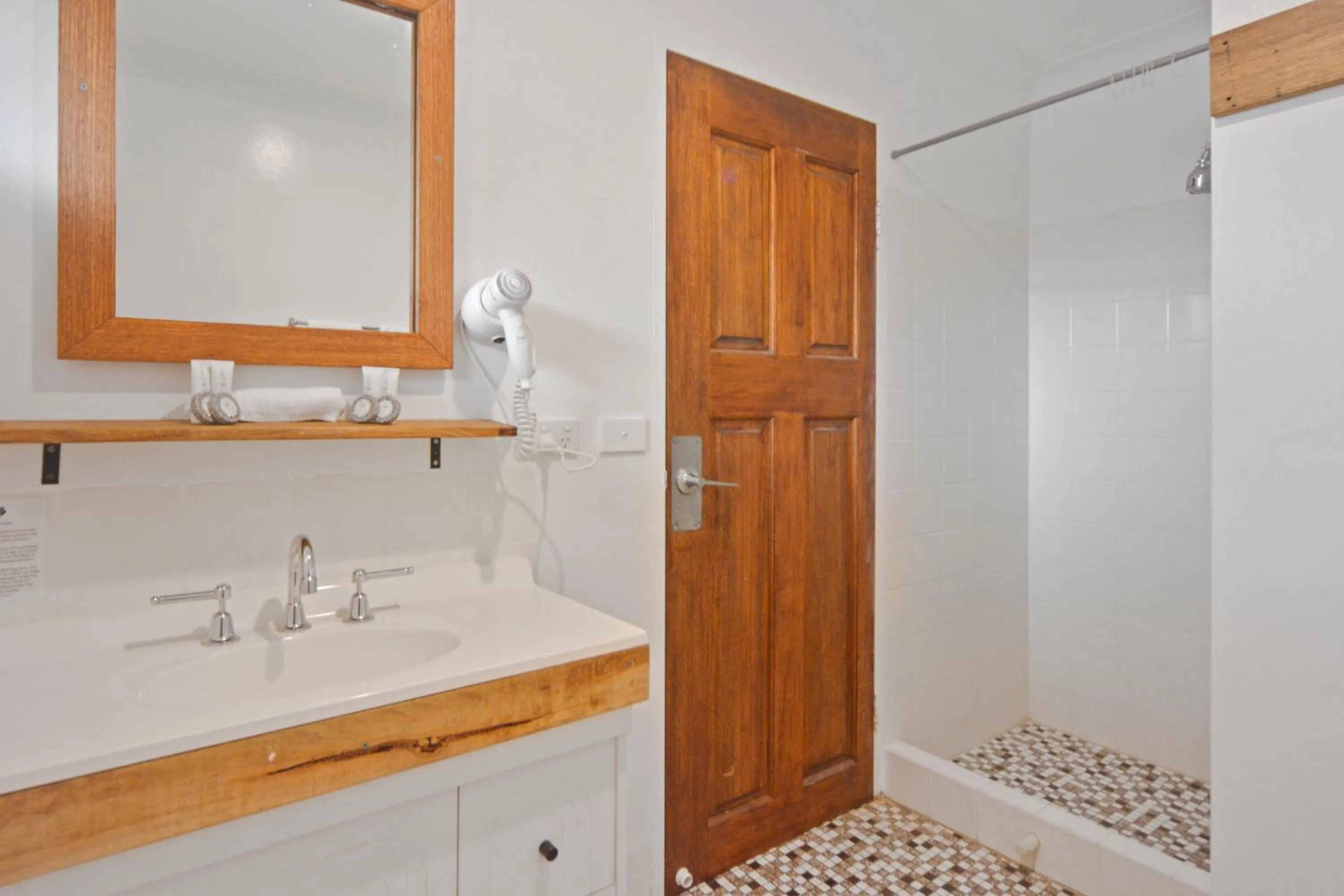 Shower in Pleasant Way River Lodge