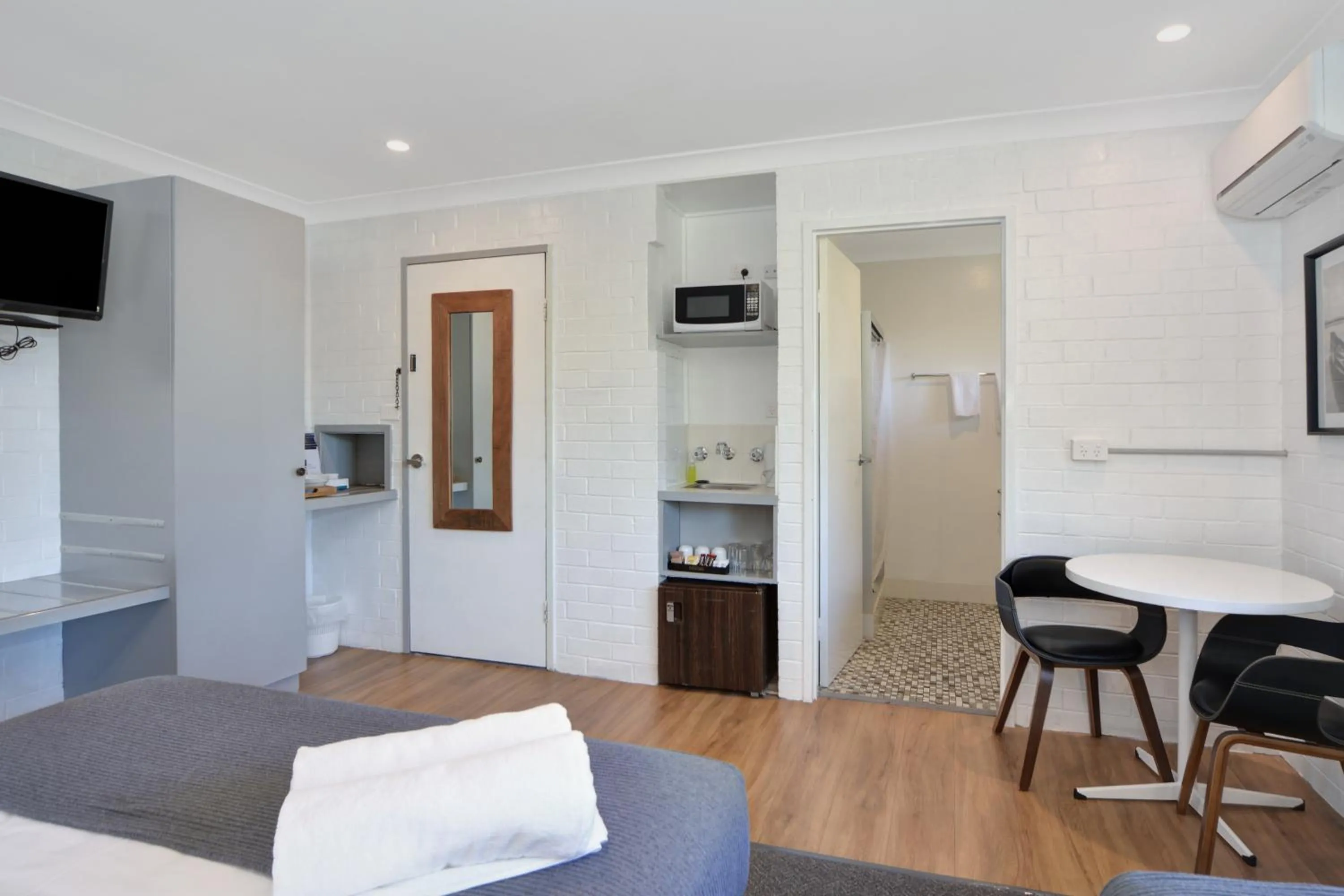 Bed in Pleasant Way River Lodge