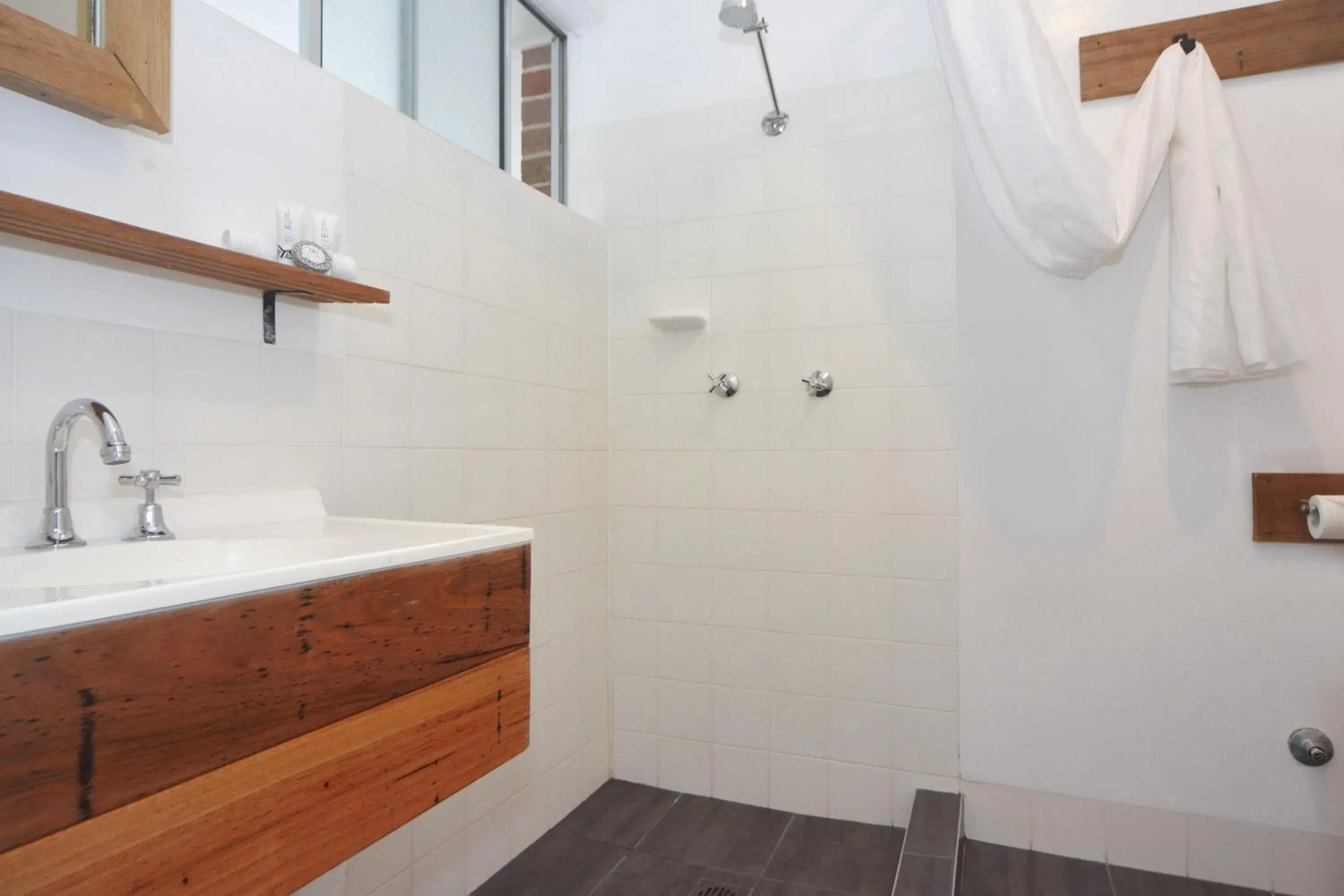 Deluxe King Room in Pleasant Way River Lodge Deluxe King Room in Pleasant Way River Lodge