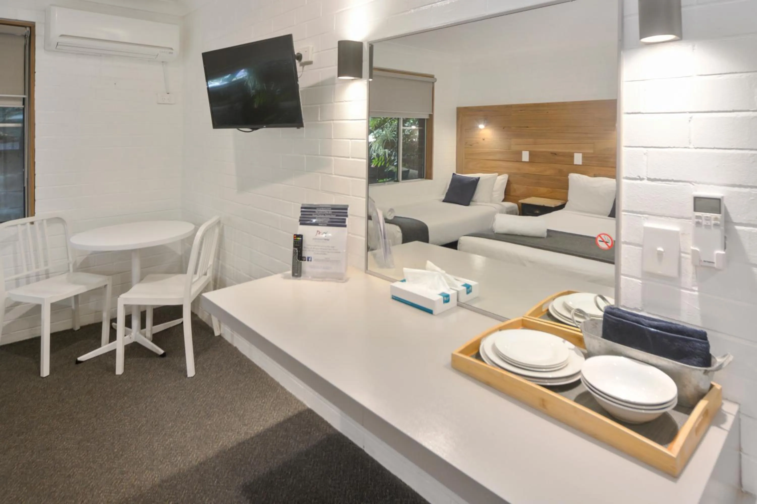 TV and multimedia, Bed in Pleasant Way River Lodge