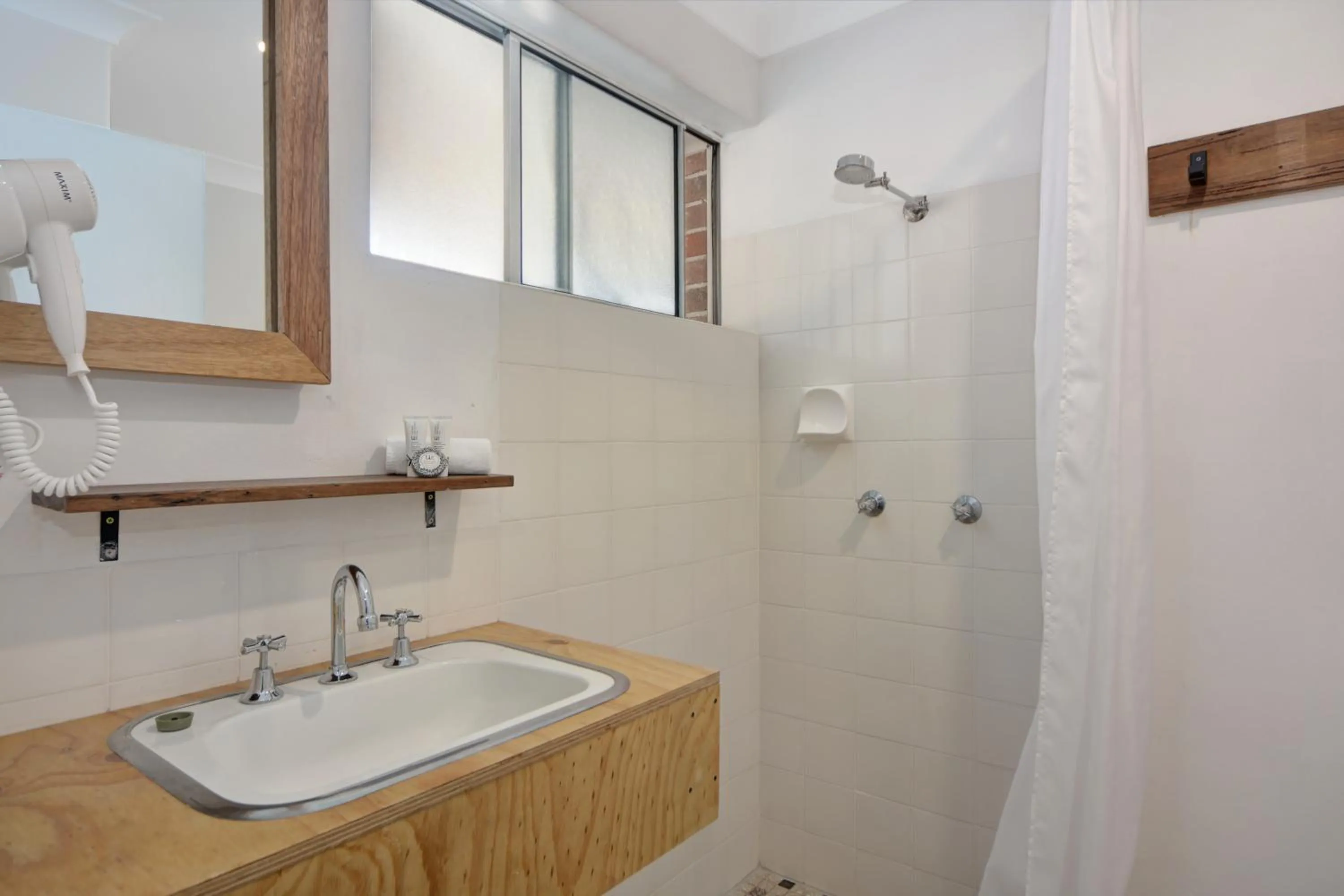 Shower in Pleasant Way River Lodge