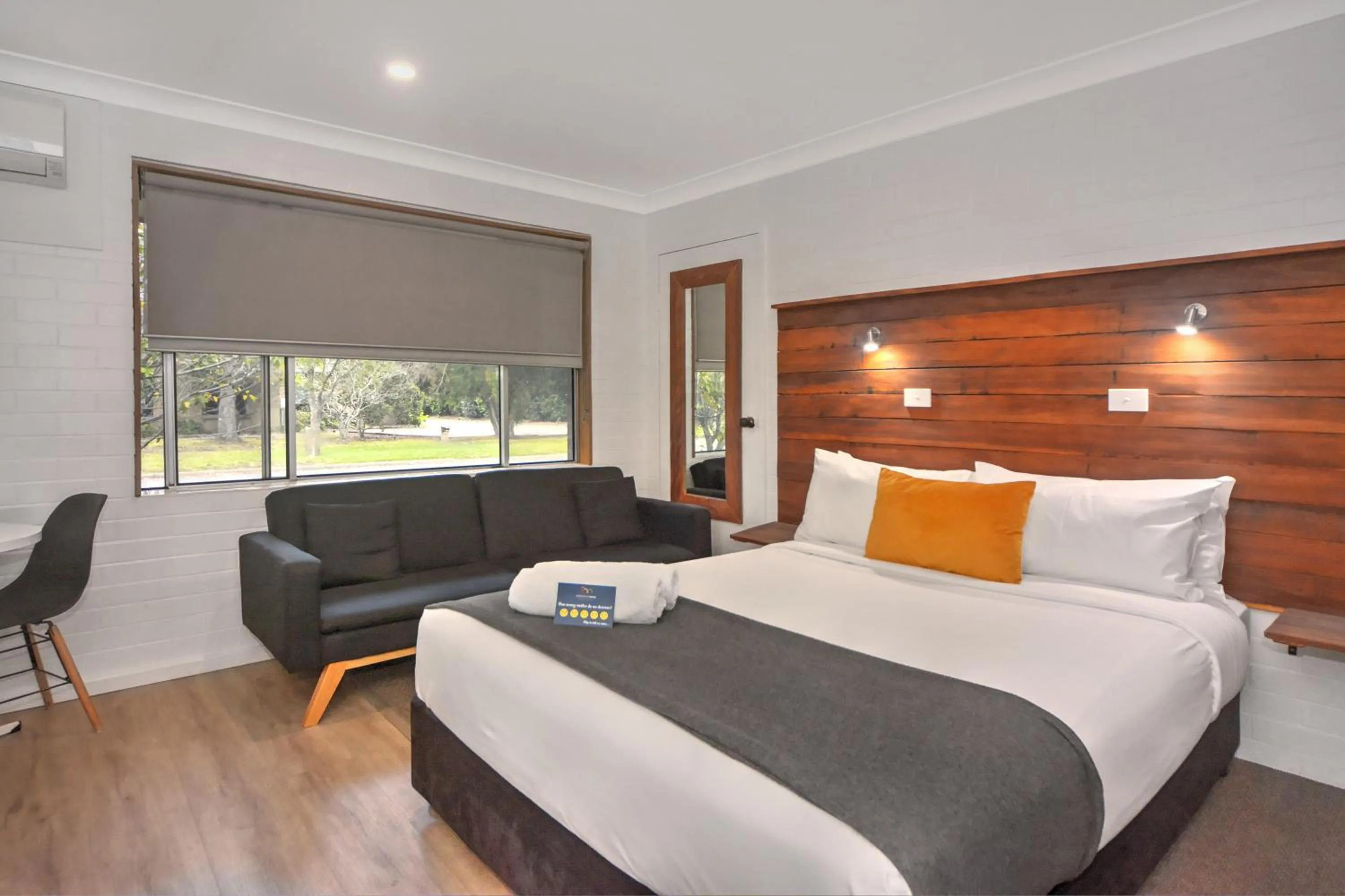 Bedroom, Bed in Pleasant Way River Lodge