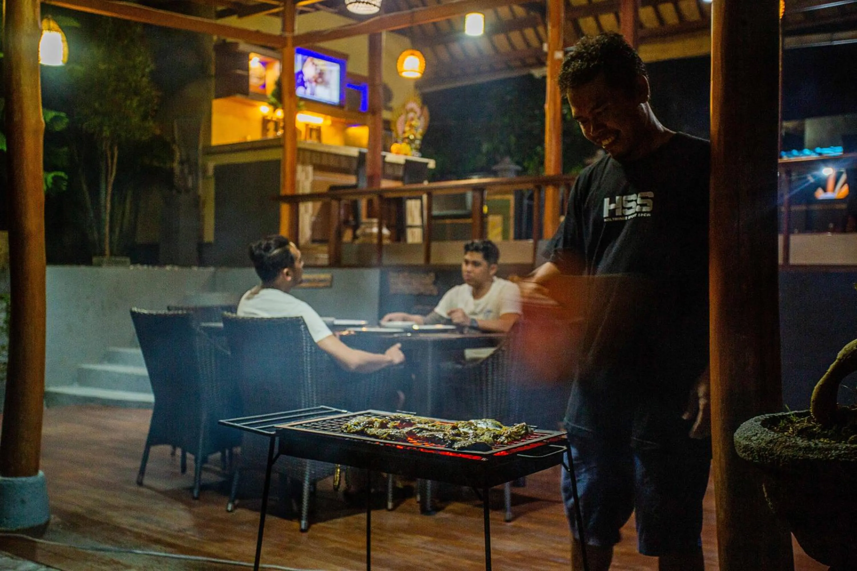 Restaurant/places to eat in Tatak Bunut Villa Ceningan