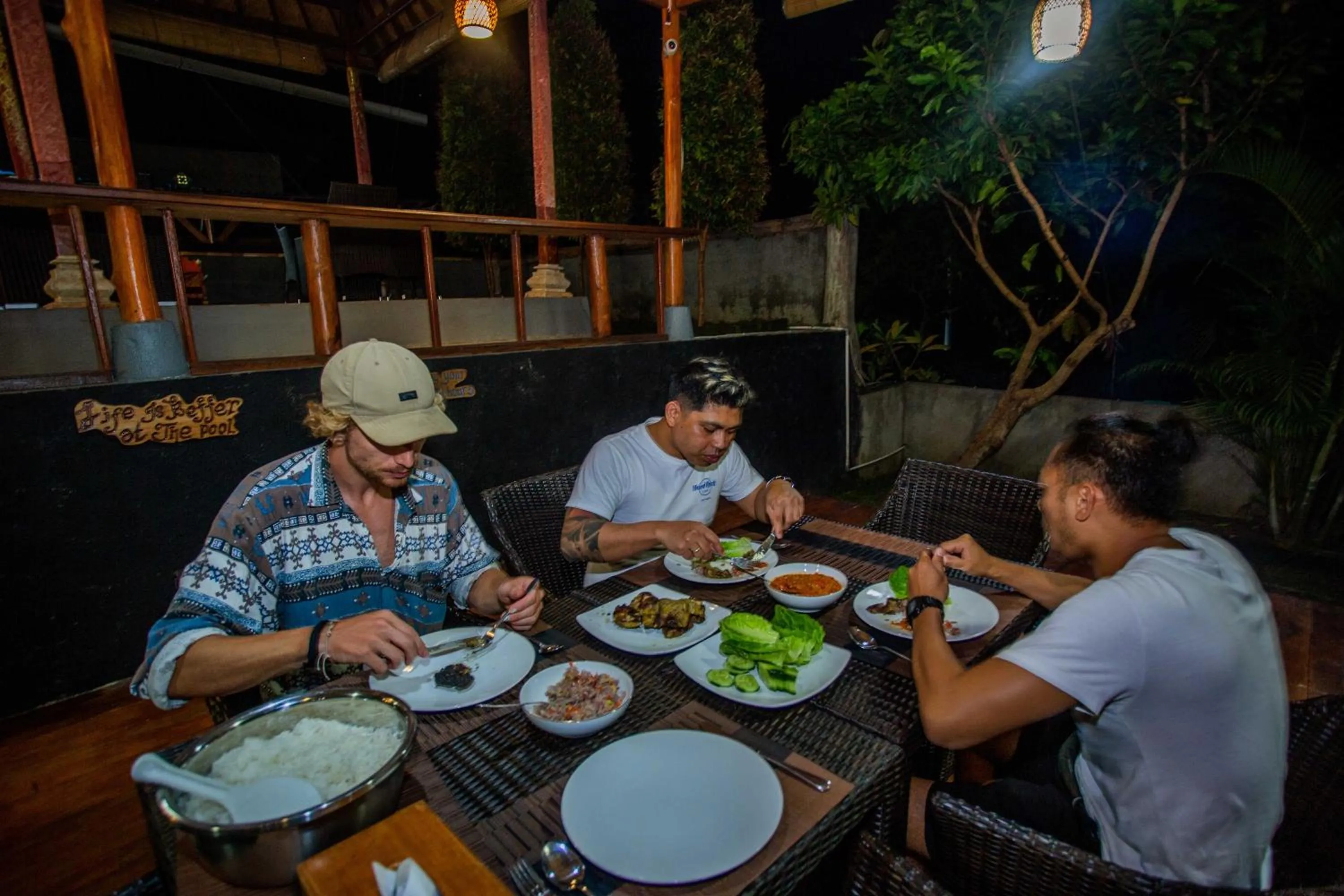 Restaurant/places to eat in Tatak Bunut Villa Ceningan