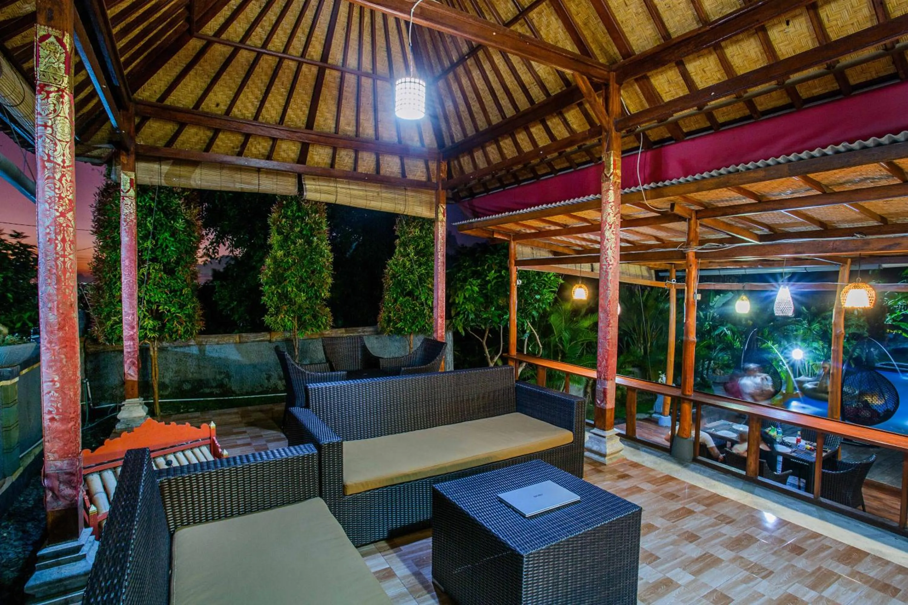 Restaurant/places to eat in Tatak Bunut Villa Ceningan