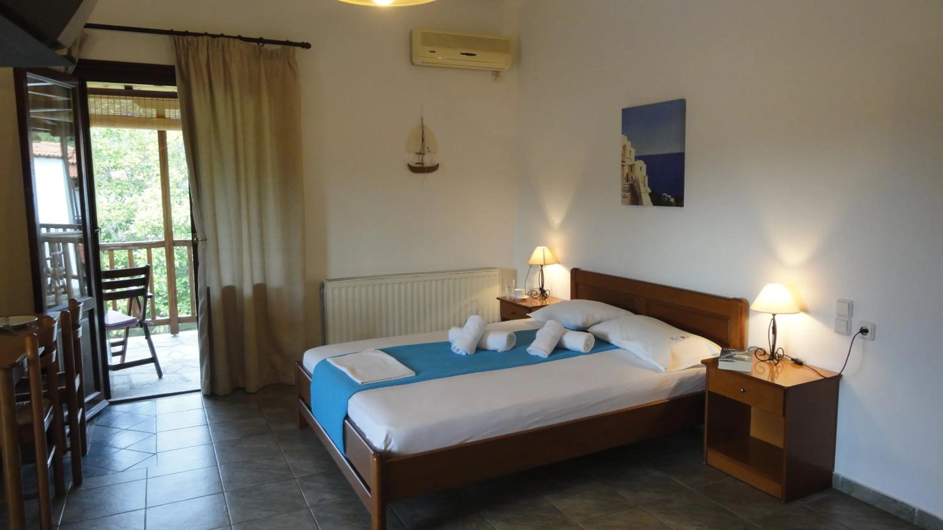 Photo of the whole room, Bed in Melrose