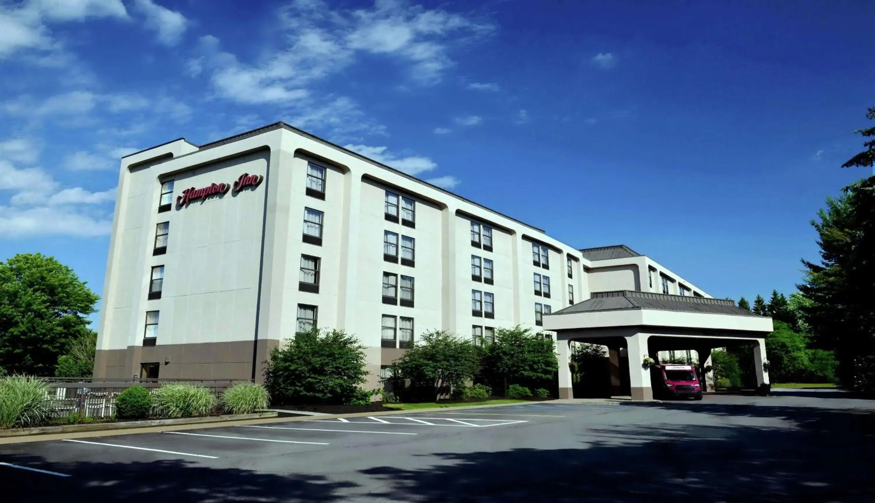 Property building in Hampton Inn Albany-Wolf Road Property building in Hampton Inn Albany-Wolf Road