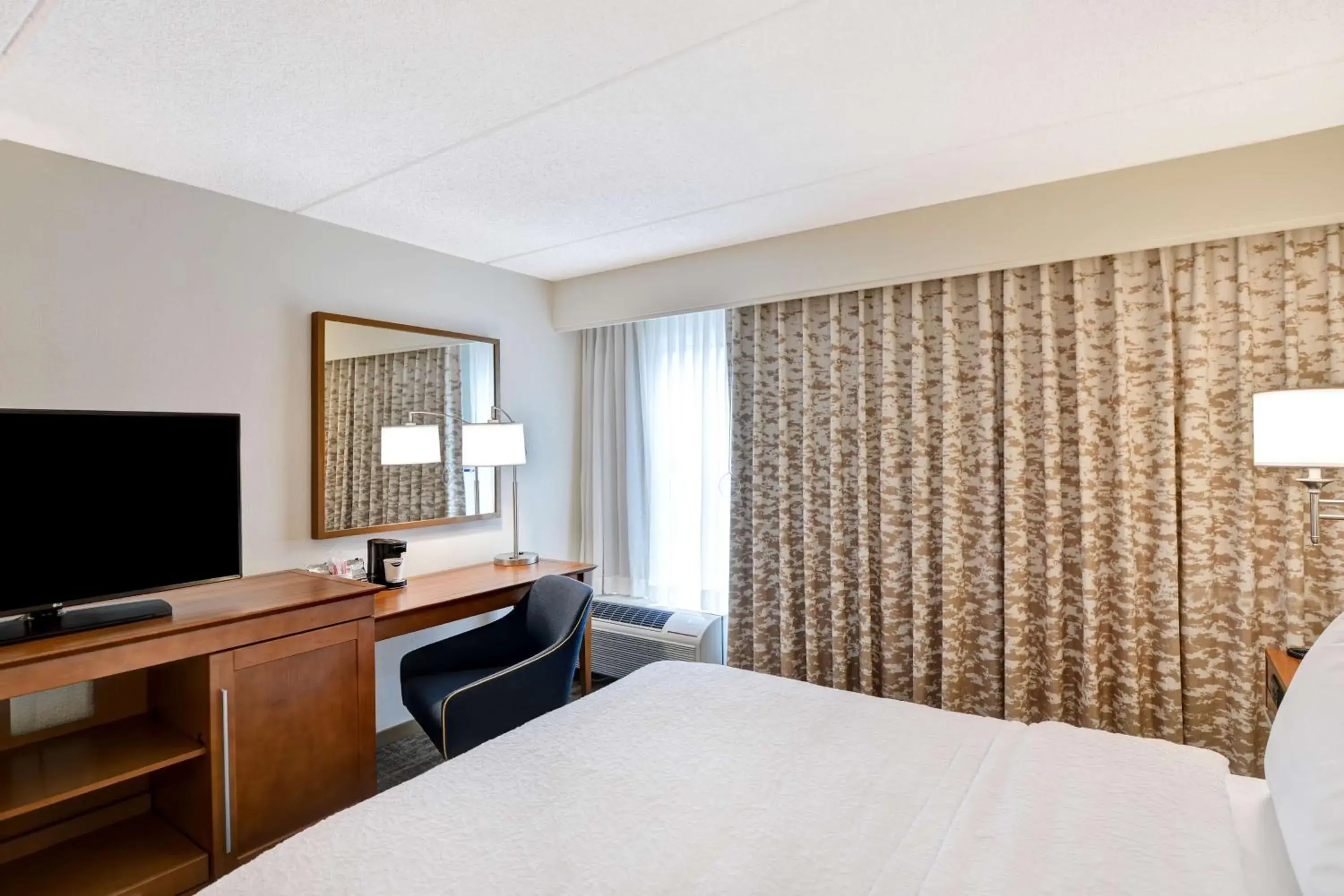 Bedroom, Bed in Hampton Inn Albany-Wolf Road Bedroom, Bed in Hampton Inn Albany-Wolf Road