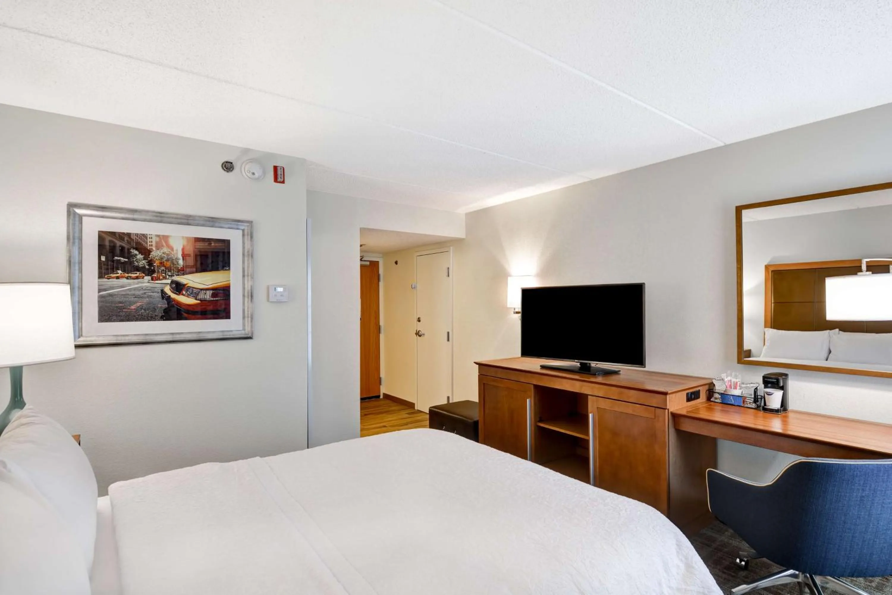 Bedroom, Bed in Hampton Inn Albany-Wolf Road