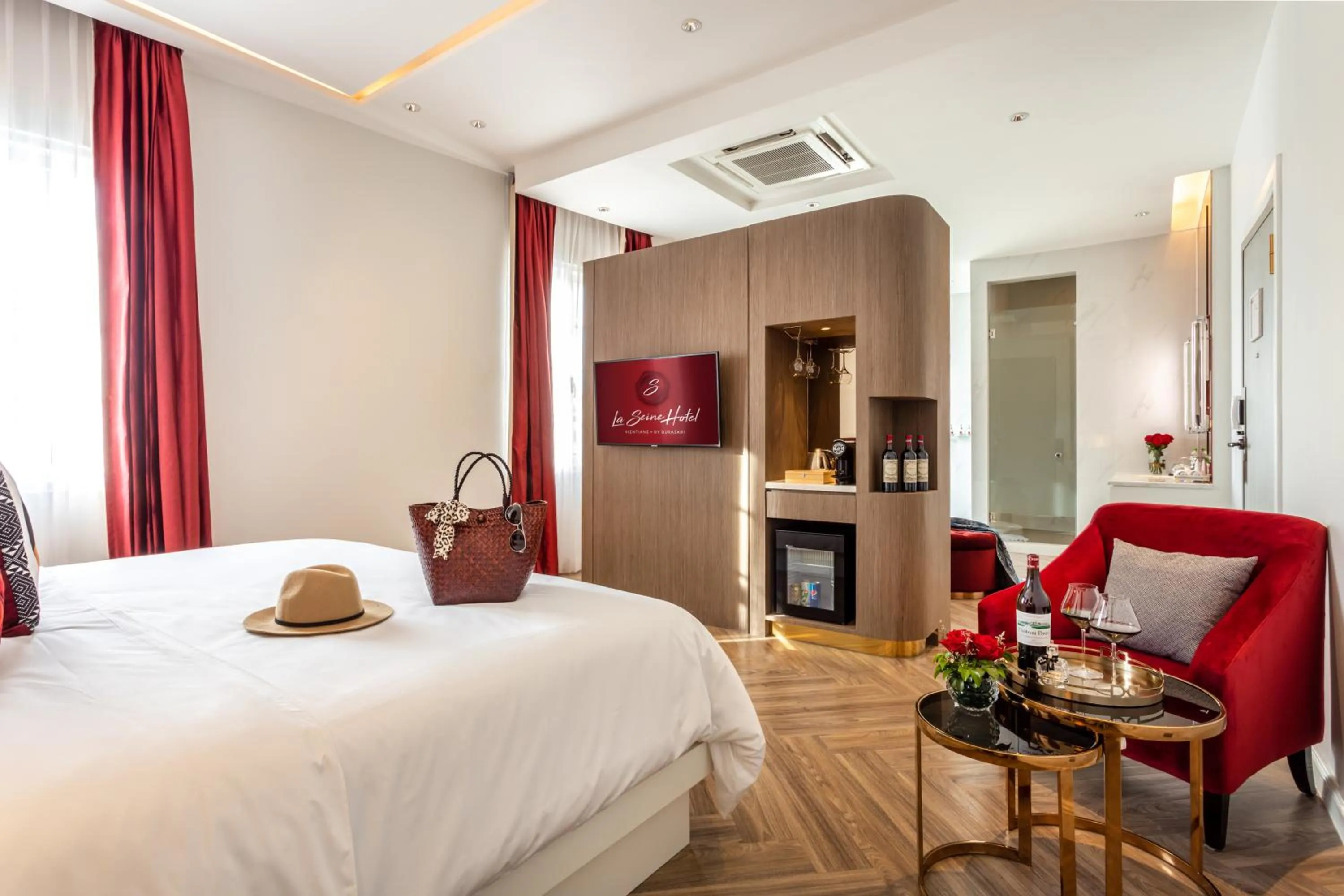 Photo of the whole room, Bed in La Seine Boutique Hotel