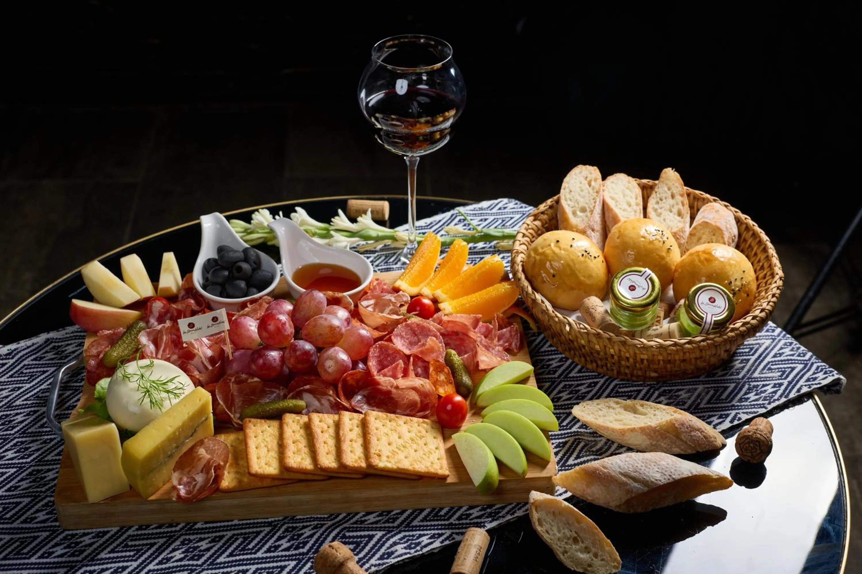 Restaurant/places to eat in La Seine Boutique Hotel