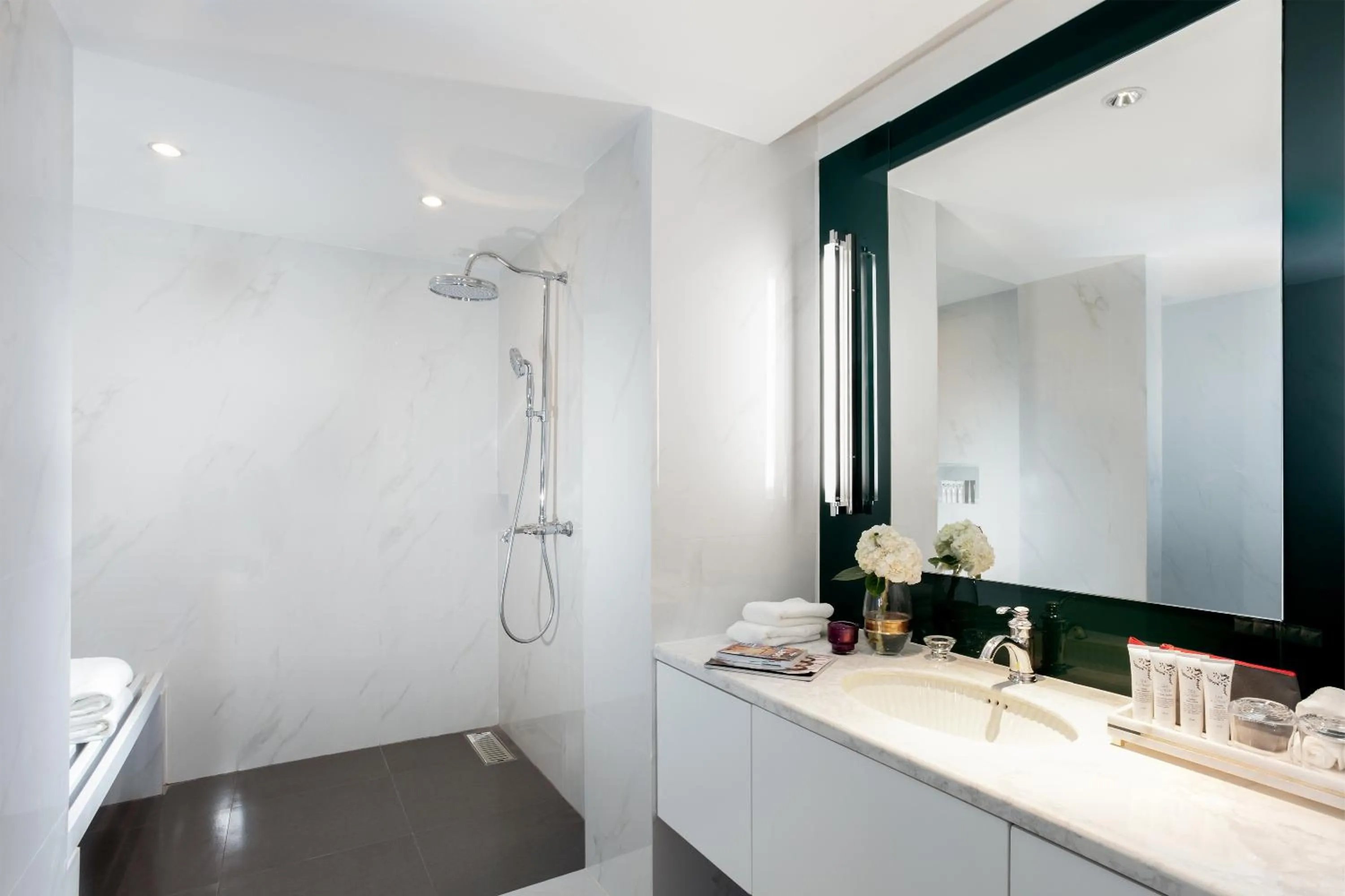 Shower in La Seine Boutique Hotel