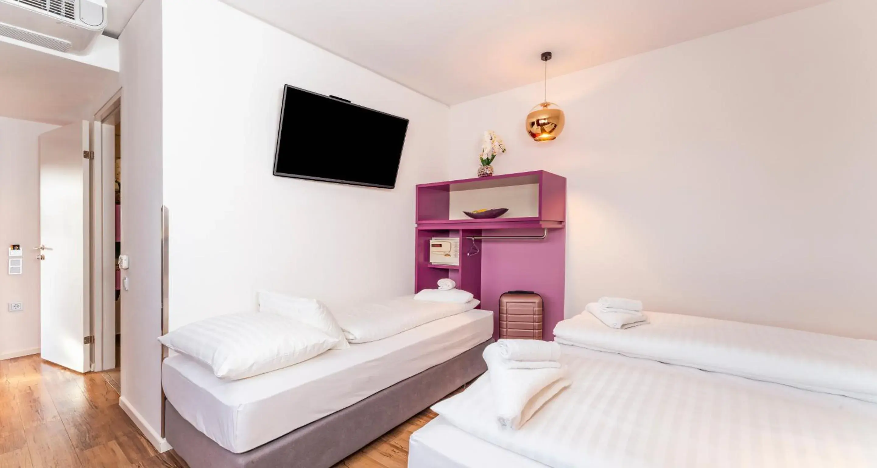 TV and multimedia, Bed in PLAZA INN Graz TV and multimedia, Bed in PLAZA INN Graz