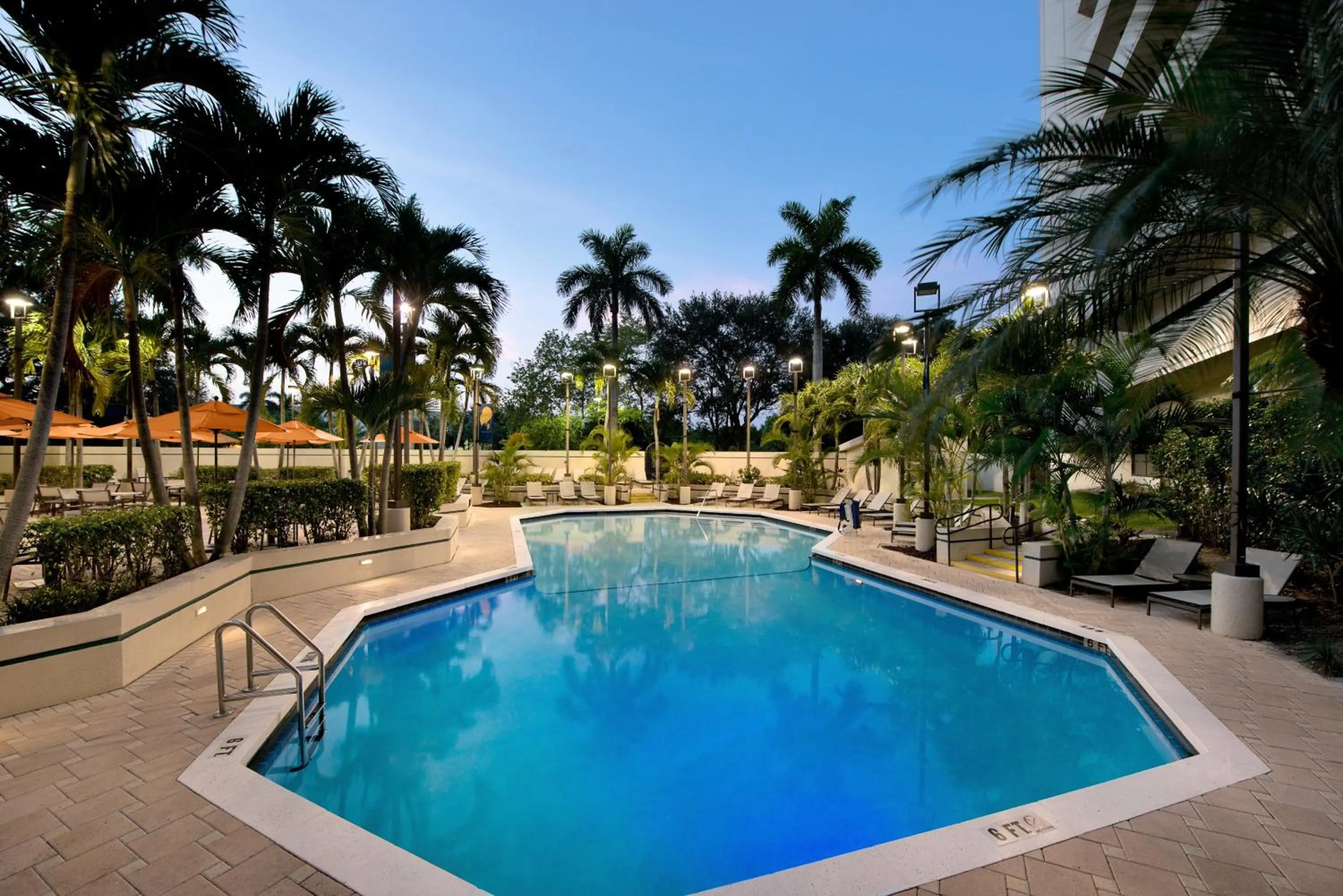 Swimming pool in Embassy Suites Boca Raton
