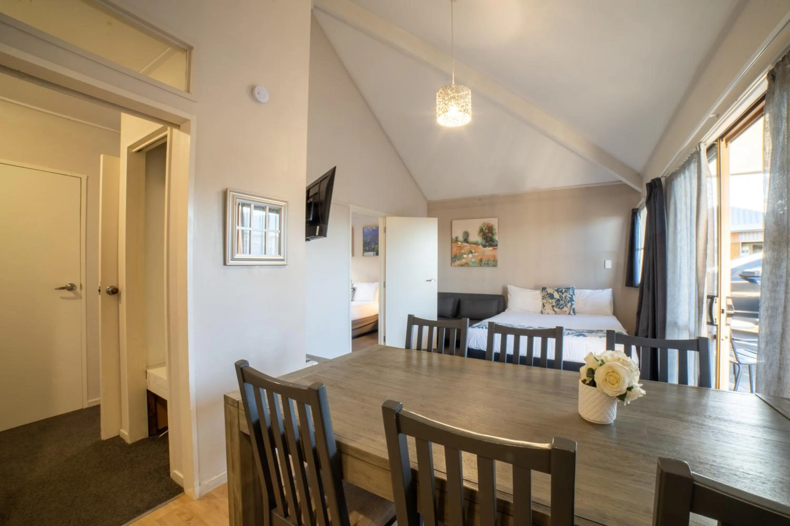 Communal lounge/ TV room in Cameron Road Motel