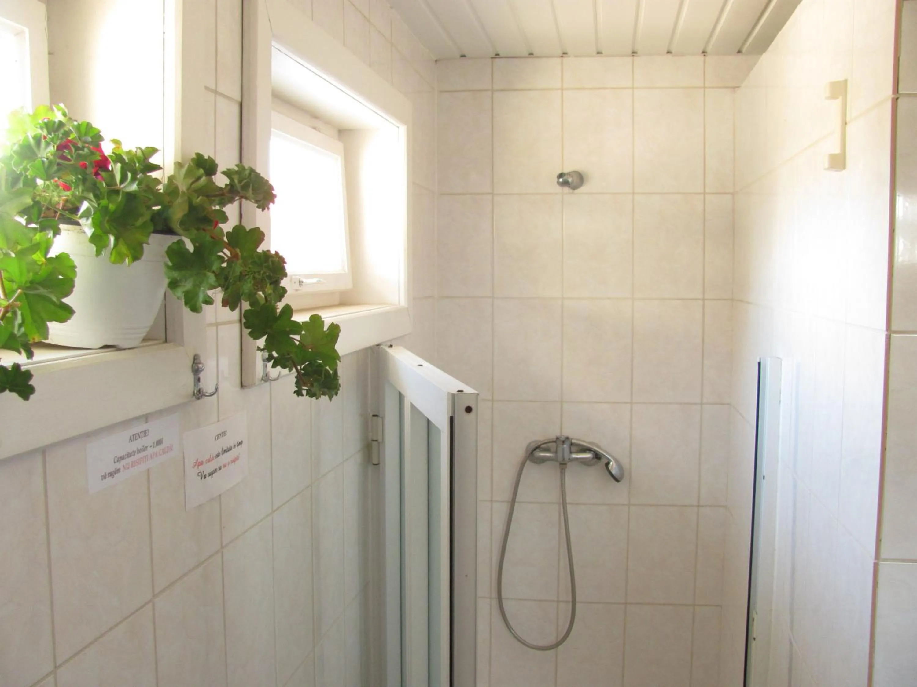 Bathroom in Hostel White Inn