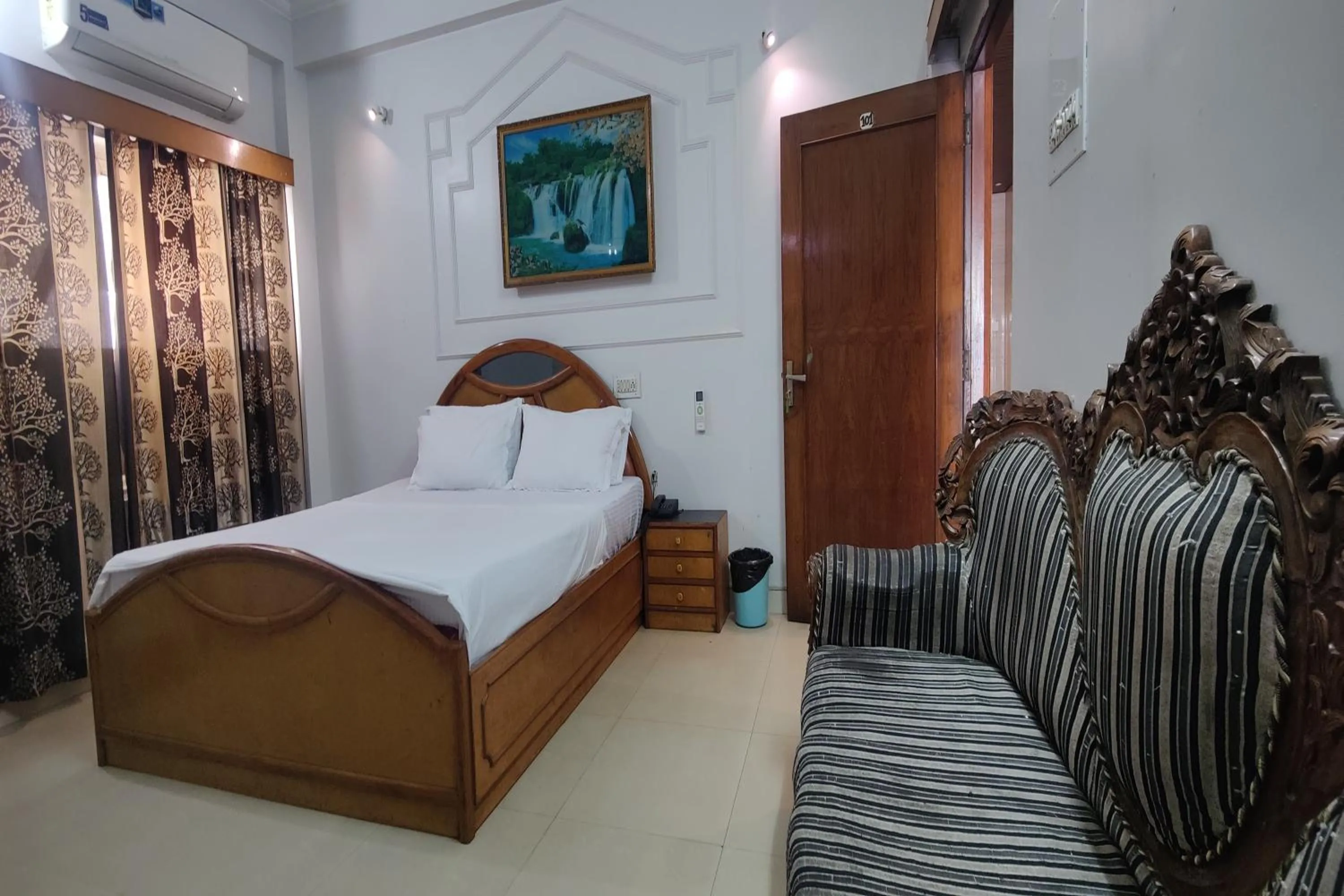 Bed in Hotel Purohit Sindhi Camp