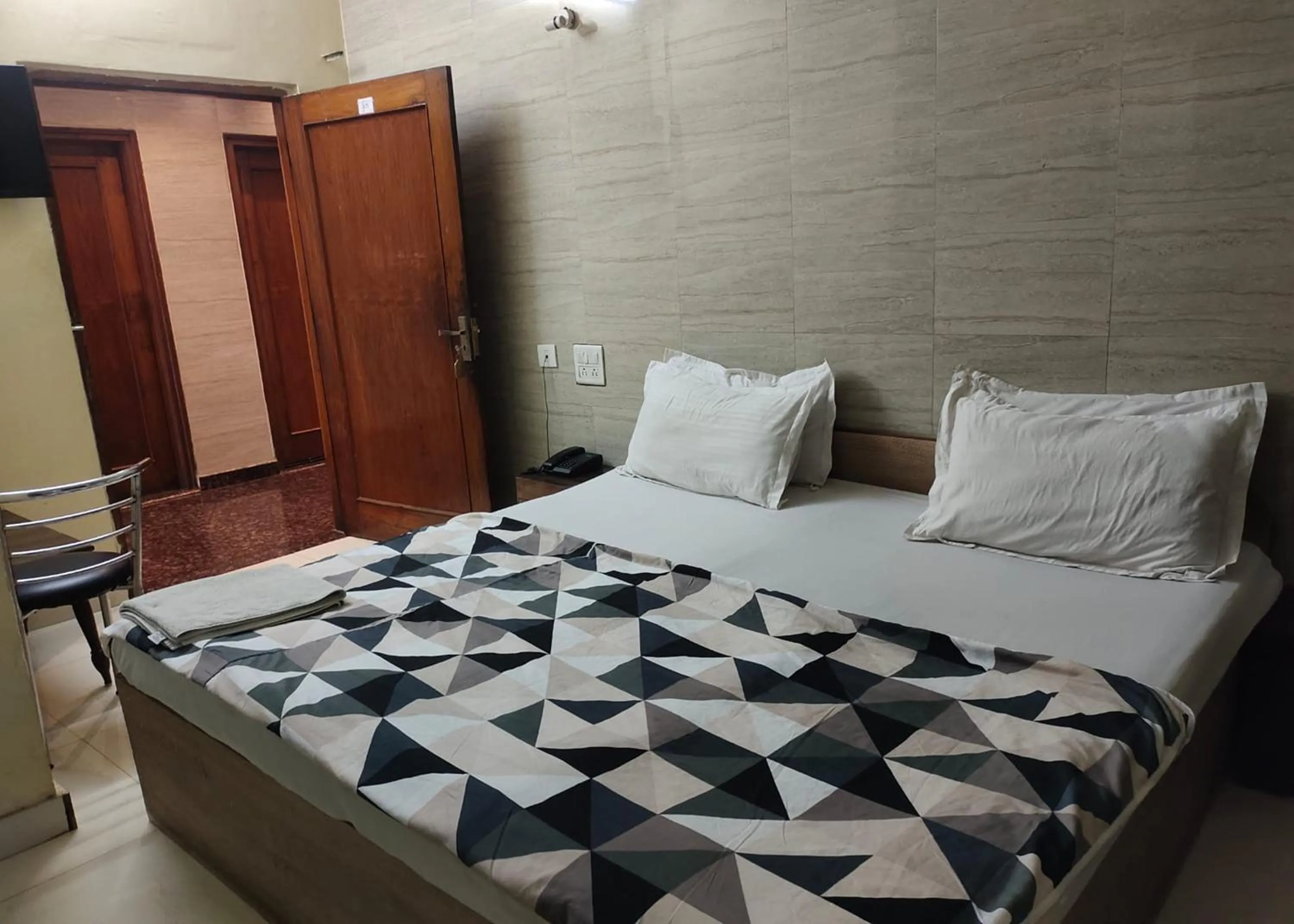 wardrobe, Bed in Hotel Purohit Sindhi Camp
